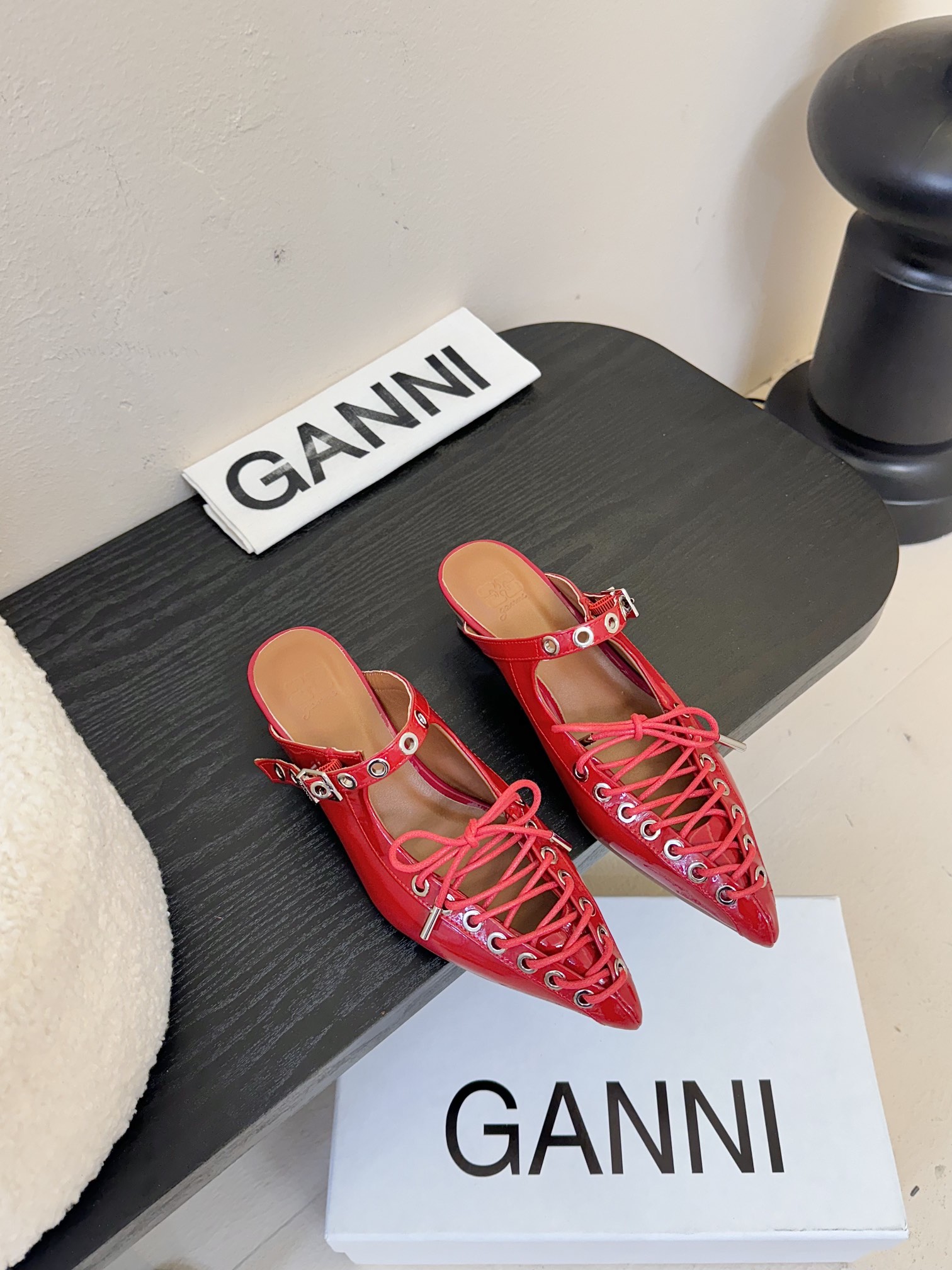 
GANN* 𝟐𝟓𝐀𝐖新品✔️

尖头凉鞋 以漆皮材质焕发动人光泽 尽显摩登格调 交叉绑带搭配金属扣饰 
