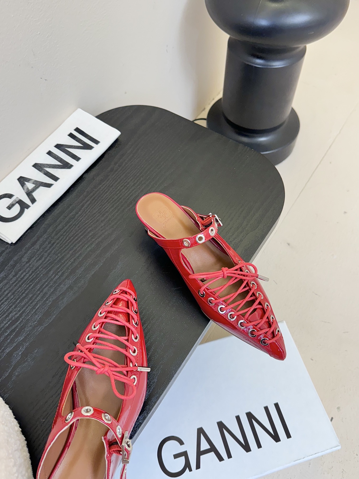 
GANN* 𝟐𝟓𝐀𝐖新品✔️

尖头凉鞋 以漆皮材质焕发动人光泽 尽显摩登格调 交叉绑带搭配金属扣饰 