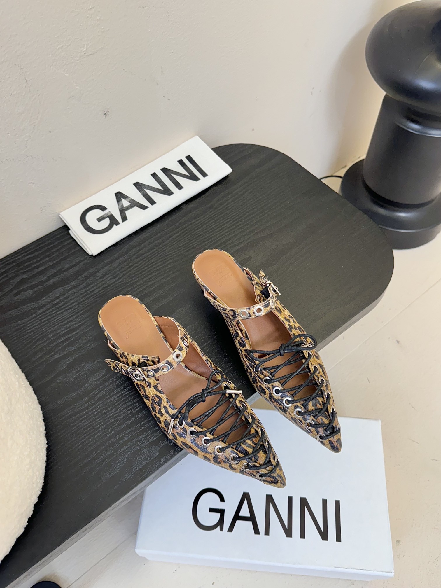 
GANN* 𝟐𝟓𝐀𝐖新品✔️

尖头凉鞋 以漆皮材质焕发动人光泽 尽显摩登格调 交叉绑带搭配金属扣饰 