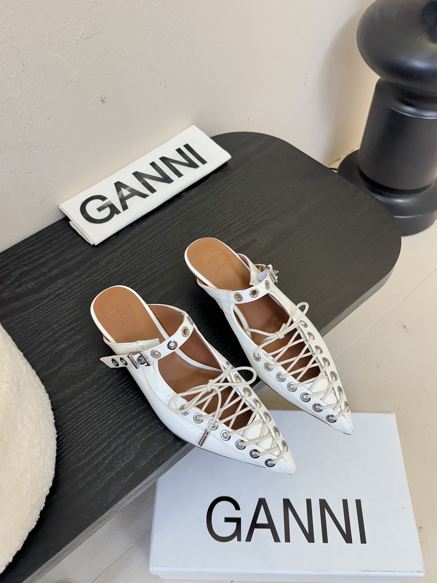 
GANN* 𝟐𝟓𝐀𝐖新品✔️

尖头凉鞋 以漆皮材质焕发动人光泽 尽显摩登格调 交叉绑带搭配金属扣饰 