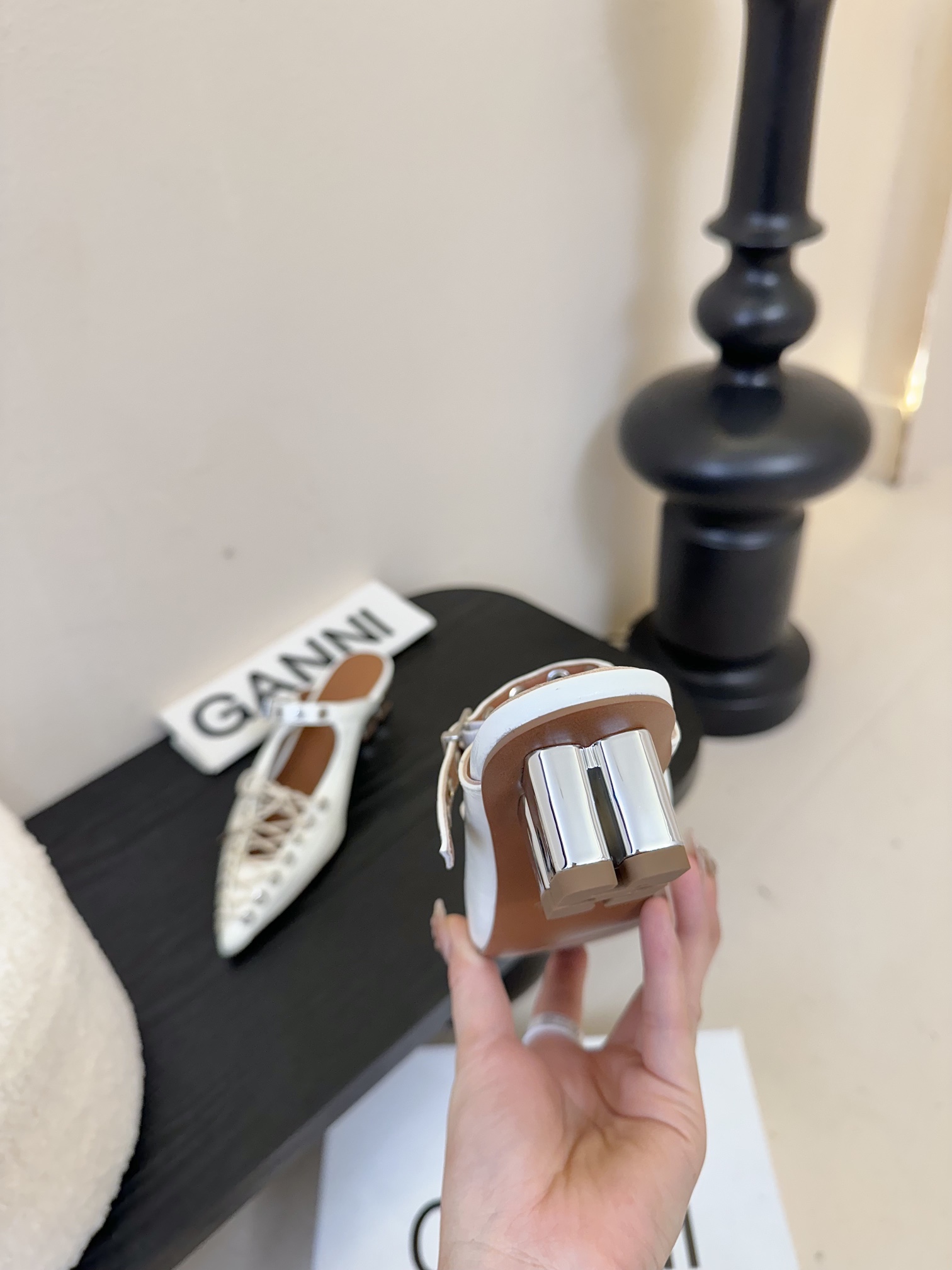 
GANN* 𝟐𝟓𝐀𝐖新品✔️

尖头凉鞋 以漆皮材质焕发动人光泽 尽显摩登格调 交叉绑带搭配金属扣饰 