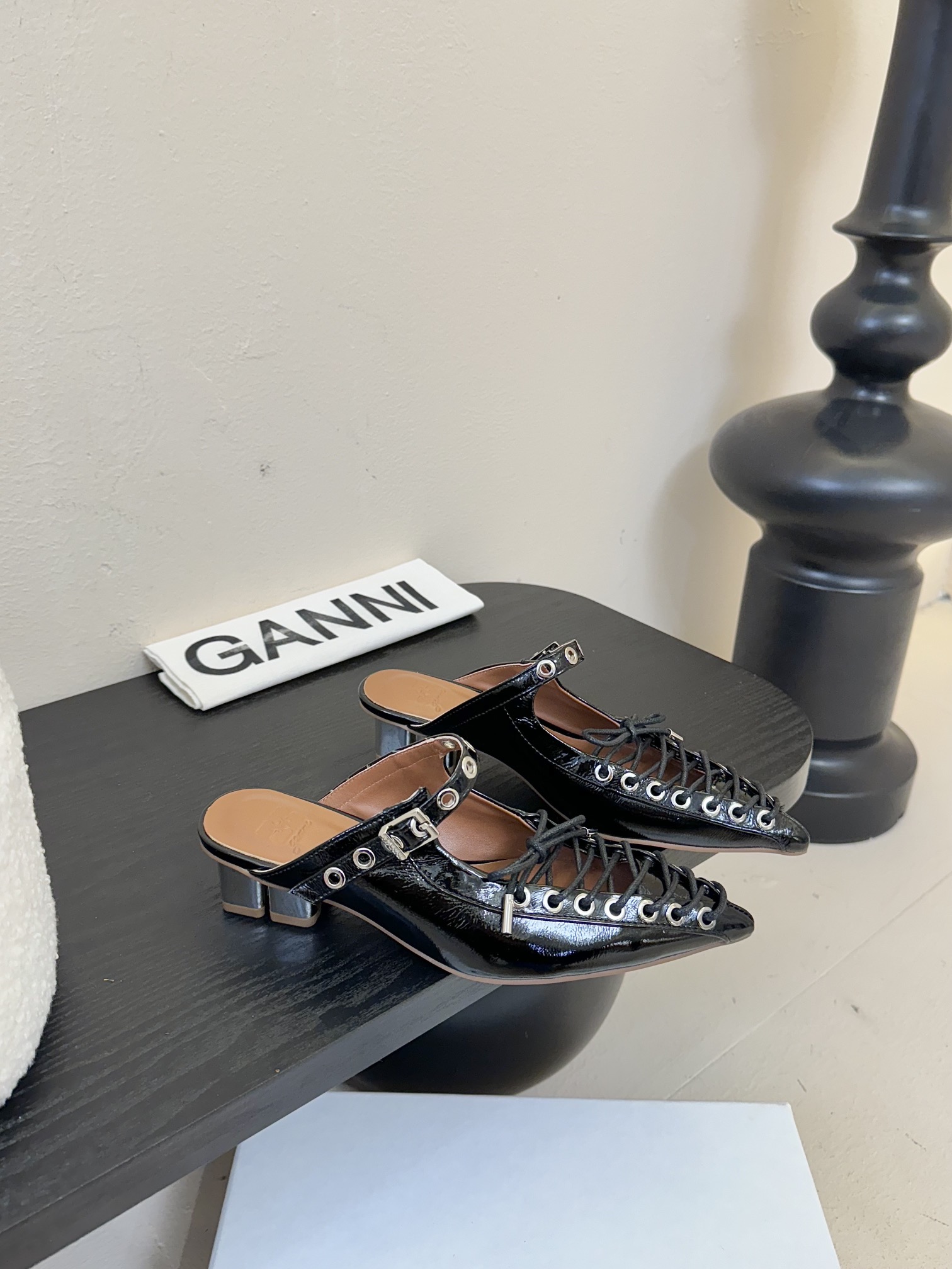 
GANN* 𝟐𝟓𝐀𝐖新品✔️

尖头凉鞋 以漆皮材质焕发动人光泽 尽显摩登格调 交叉绑带搭配金属扣饰 