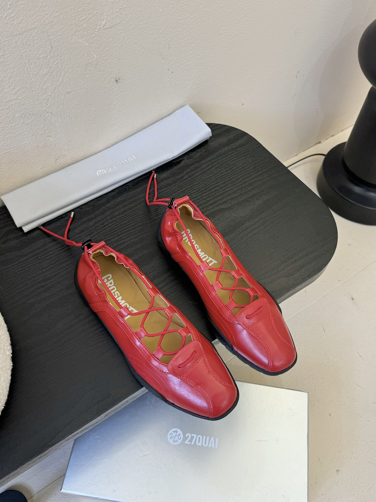 NO:383028,27QUAI Niche Trendy Brand 25ss Spring and Summer New Fashion Models, Festive Training Shoes, Casual Boots The design concept originates from the combination of boxing boots and ballet shoes, dynamic and soft ~ reflects the pure sports elements and the charm of mixed spirits, from soft pastels to sports + plus retro 80s tones, it is completely suitable for every girl, and it is awesome!  !  Fashionable sports experts must enter, the foot feels light and both fashion and comfort~ The upper is imported cowhide/imported cowhide inner cowhide, the original open molded rubber sole Size35-40 (40 customized, no return or exchange), single shoes, boots, cowhide1986090927QUAI 小众潮牌 25ss春夏新款 走秀款德训鞋 休闲靴 设计理念源于拳击靴和芭蕾舞鞋两者的结合,动感而柔美～体现了纯正的运动元素和混合的魅力 从柔和的粉彩到运动＋加上复古的 80年代色调,完全适合每一个女生,绝绝子品！！时髦运动达人必入,脚感轻盈 兼具时尚与舒适~ 鞋面原版进口牛皮/进口牛反绒  内里牛皮 大底原版开模橡胶大底 Size35-40（40订做不退换）,单鞋,boots,cowhide,Women's Shoes