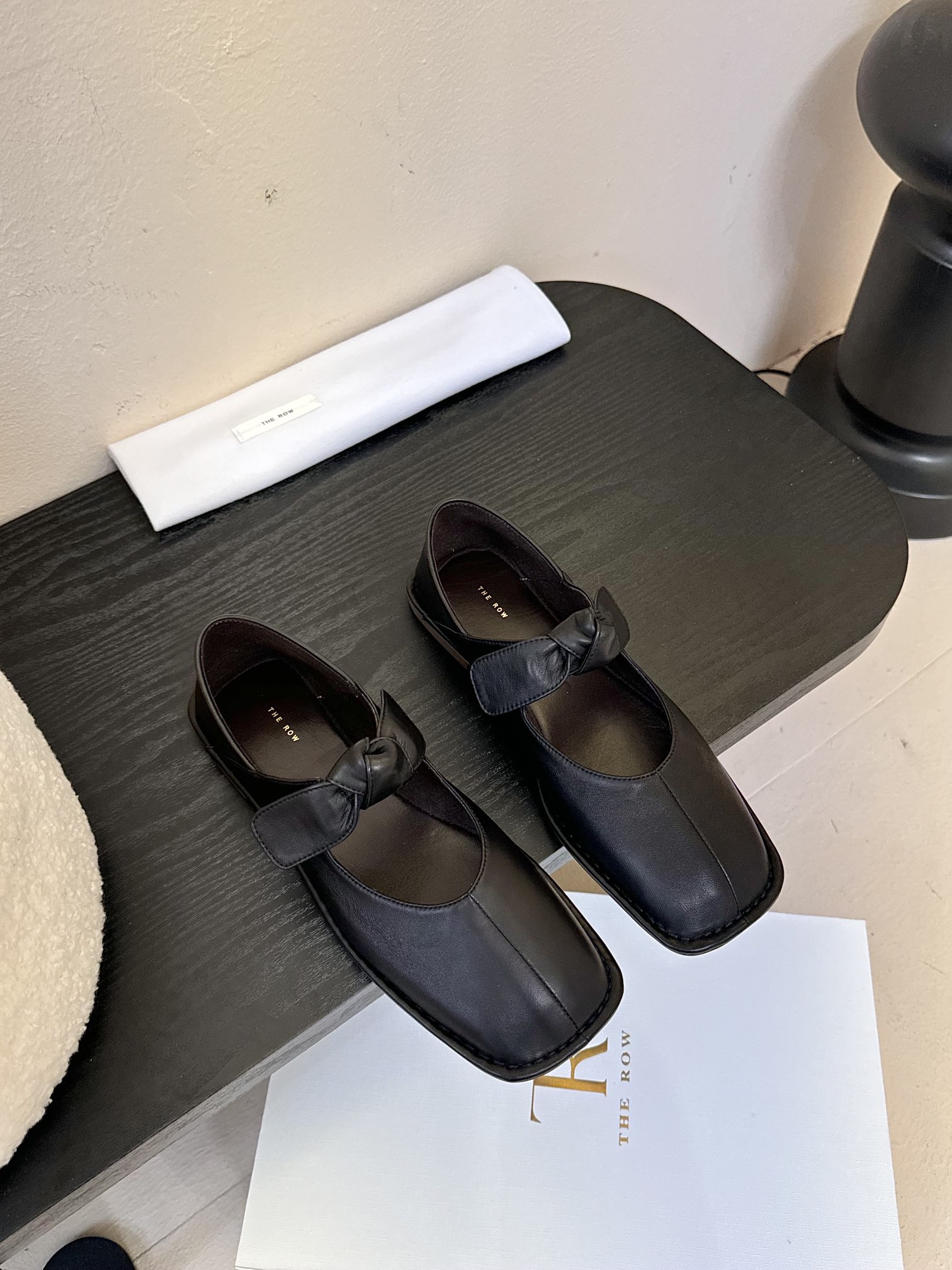 NO:263561,The row 25 spring and summer new square-toe string strap shoes!  The design continues the minimalist aesthetic of The Row, and the brand is almost impossible to see. It is simple to the extreme but has no lack of design sense. You only need to simply match it in daily life. Fabric sheepskin   Yangjing footbed sheepskin sole TR original mold open sole size 35-39 (40 custom made without return and exchange), single shoes, sheepskin, sheep19860909The row 25春夏新款方头一字细带单鞋！ 设计延续着The Row的极简美学,几乎看不出品牌.简约到极致 但不乏设计感, 日常只需简单搭配白搭好看 面料羊皮 羊京 垫脚羊皮 鞋底TR原版开模大底 码数35-39（40定做不退换）,单鞋,sheepskin,sheep,Women's Shoes