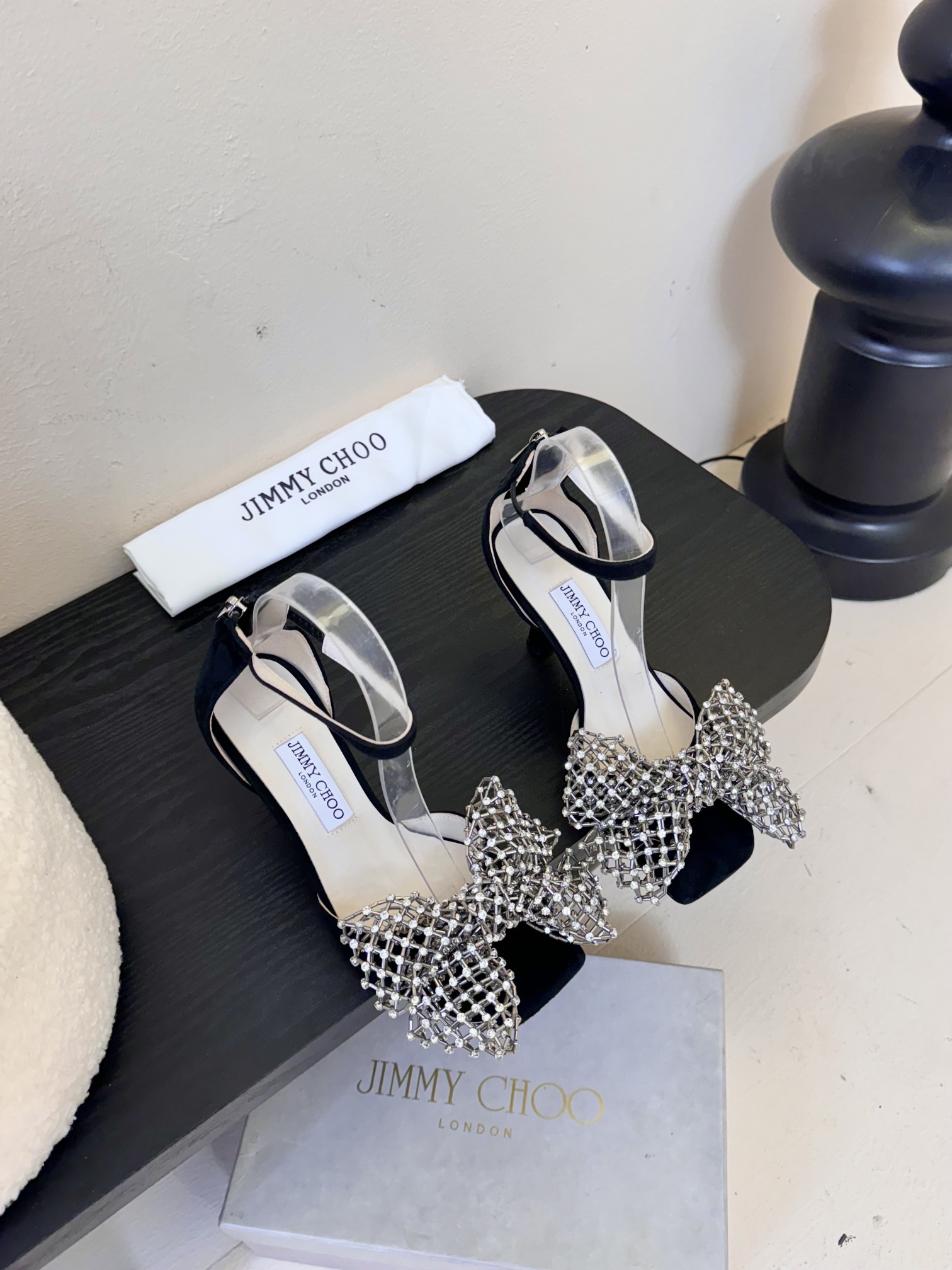 
Jimmy Choo 2025春夏系列
重逢惊艳，优雅邂逅
碰撞之美即将驭梦而来
——————————