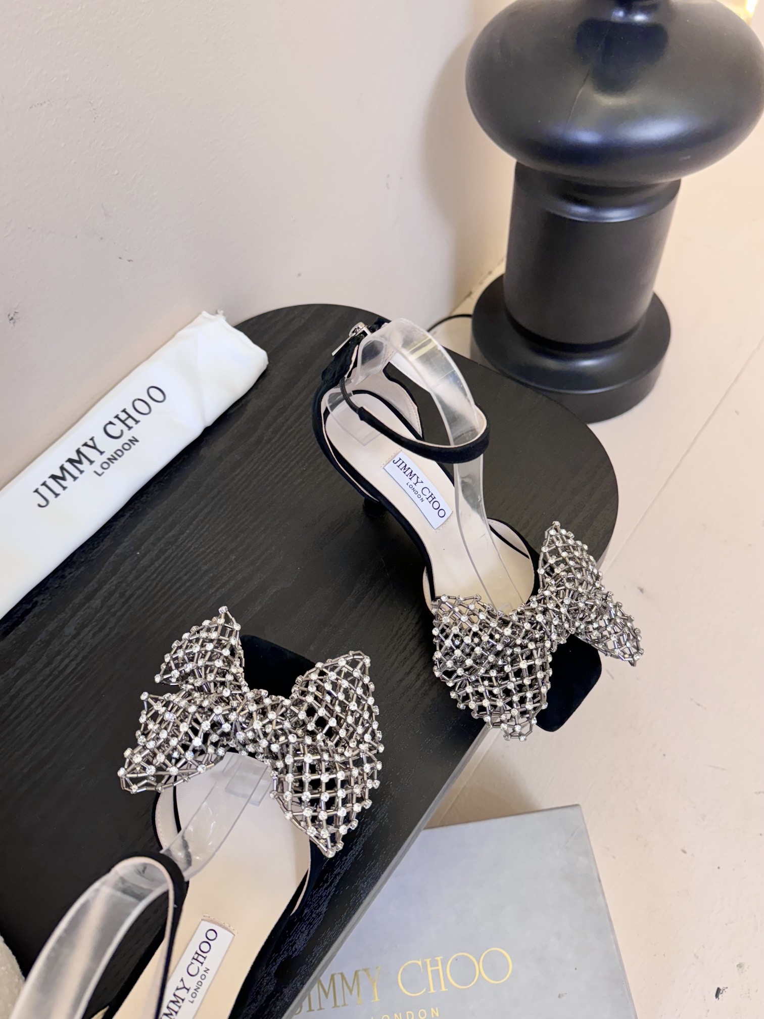 
Jimmy Choo 2025春夏系列
重逢惊艳，优雅邂逅
碰撞之美即将驭梦而来
——————————