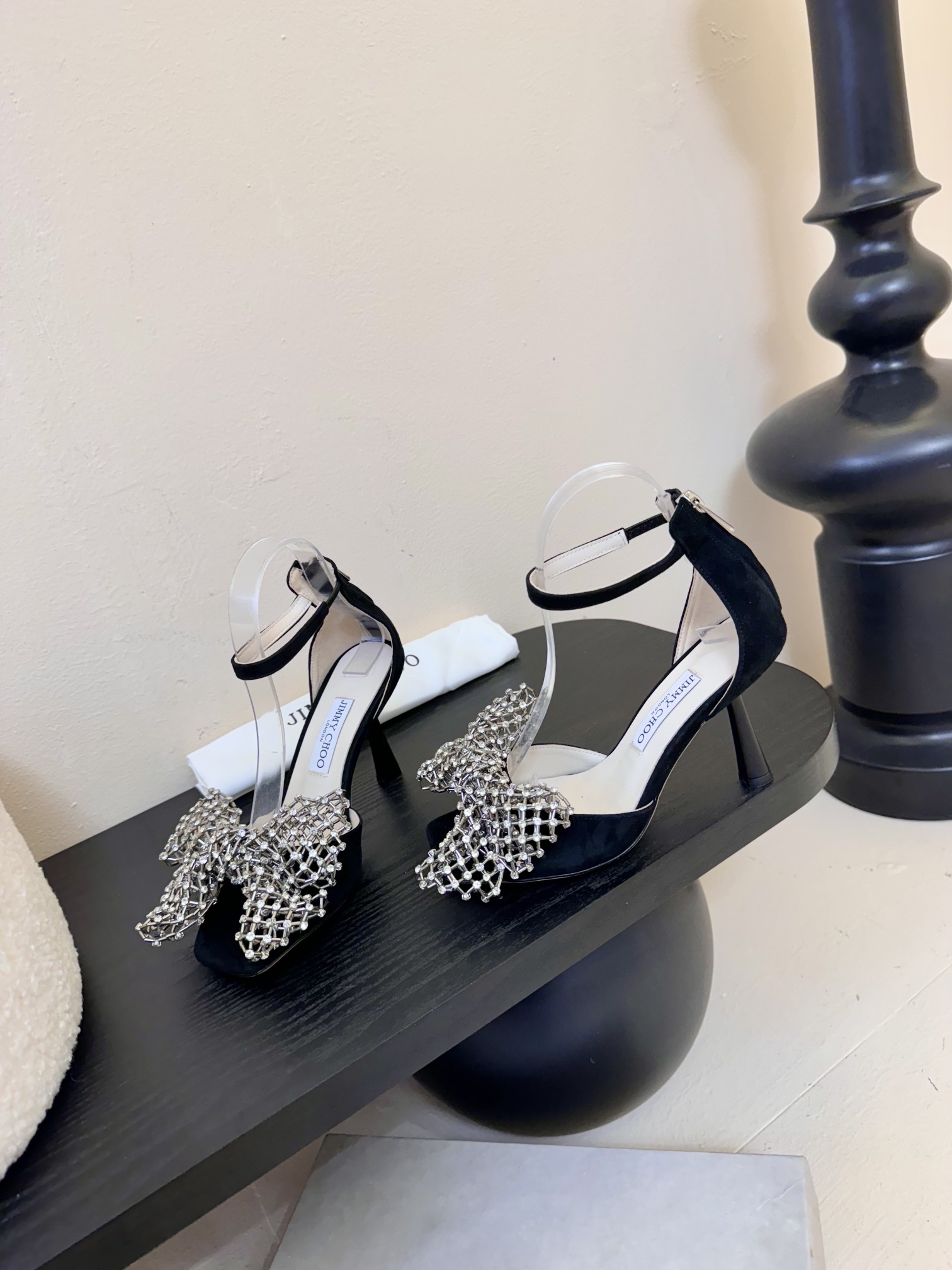 
Jimmy Choo 2025春夏系列
重逢惊艳，优雅邂逅
碰撞之美即将驭梦而来
——————————