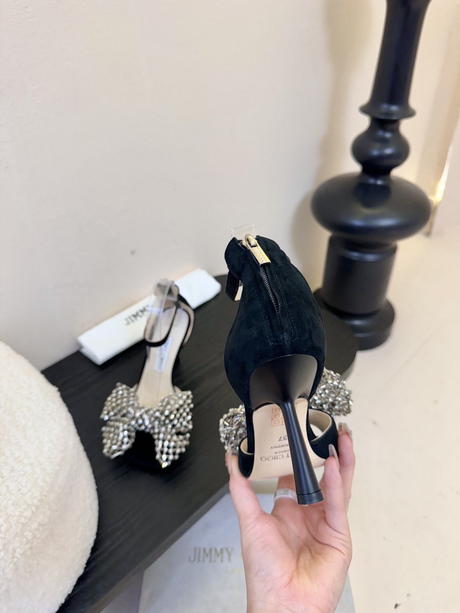 
Jimmy Choo 2025春夏系列
重逢惊艳，优雅邂逅
碰撞之美即将驭梦而来
——————————
