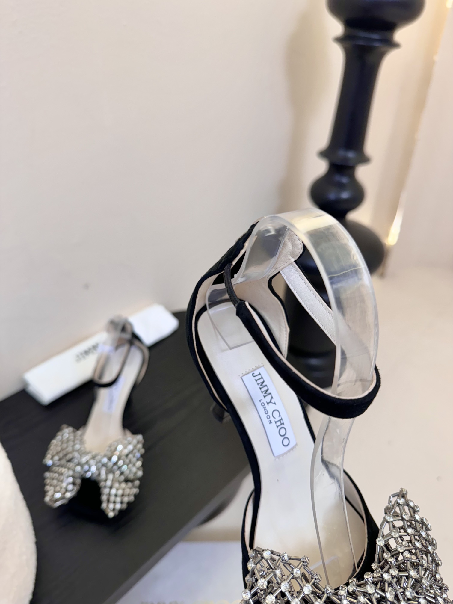 
Jimmy Choo 2025春夏系列
重逢惊艳，优雅邂逅
碰撞之美即将驭梦而来
——————————