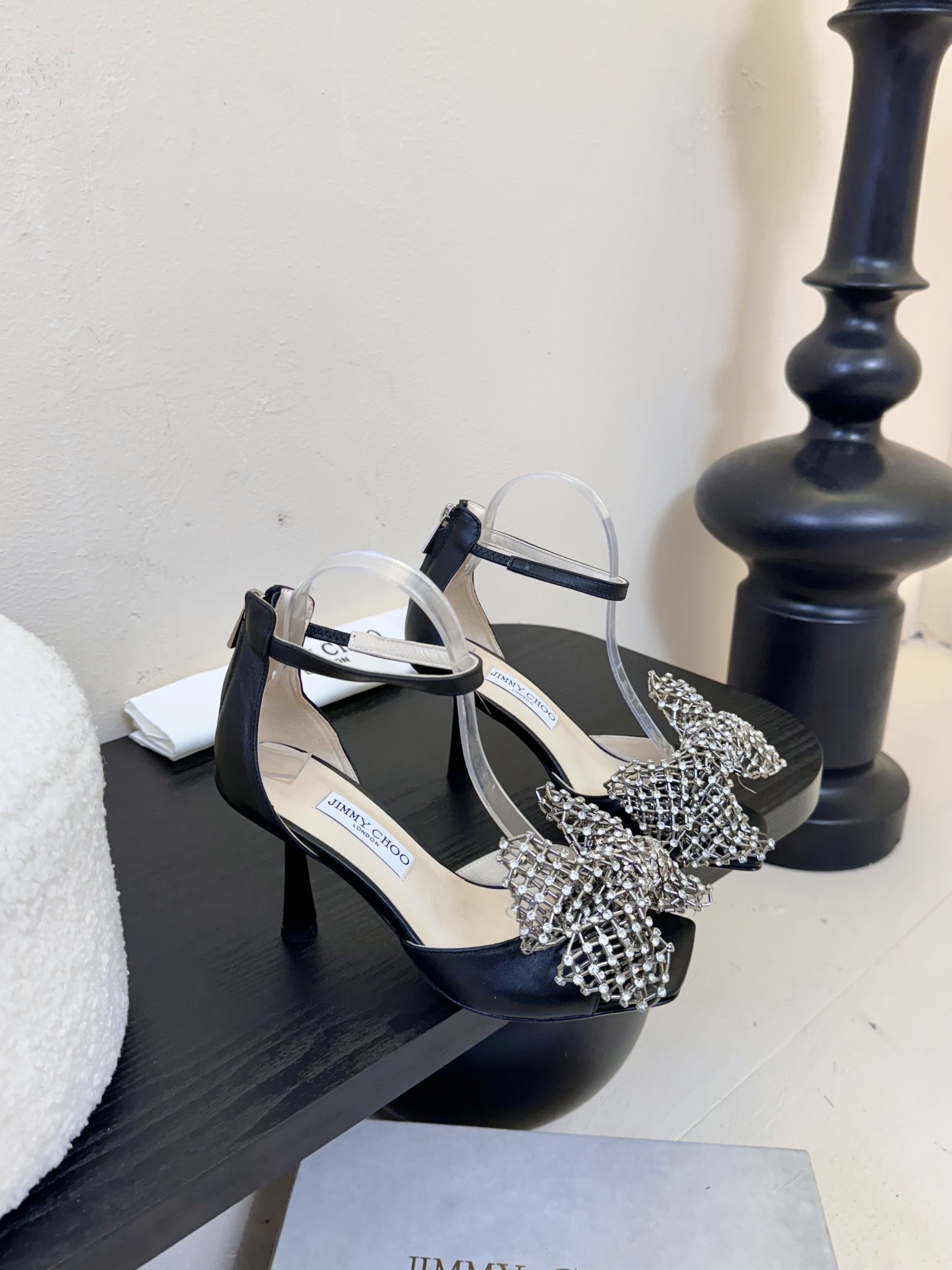 
Jimmy Choo 2025春夏系列
重逢惊艳，优雅邂逅
碰撞之美即将驭梦而来
——————————