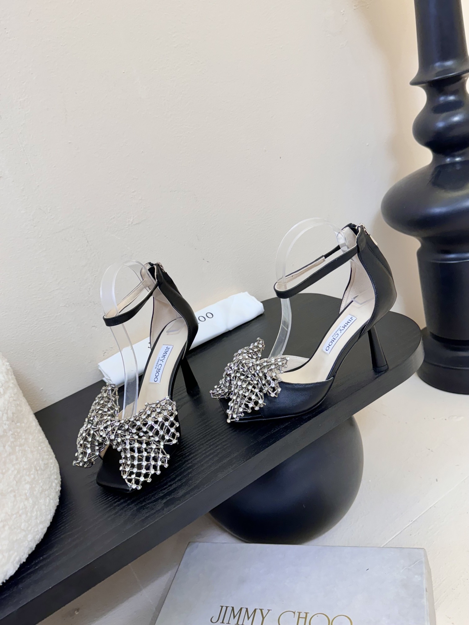 
Jimmy Choo 2025春夏系列
重逢惊艳，优雅邂逅
碰撞之美即将驭梦而来
——————————