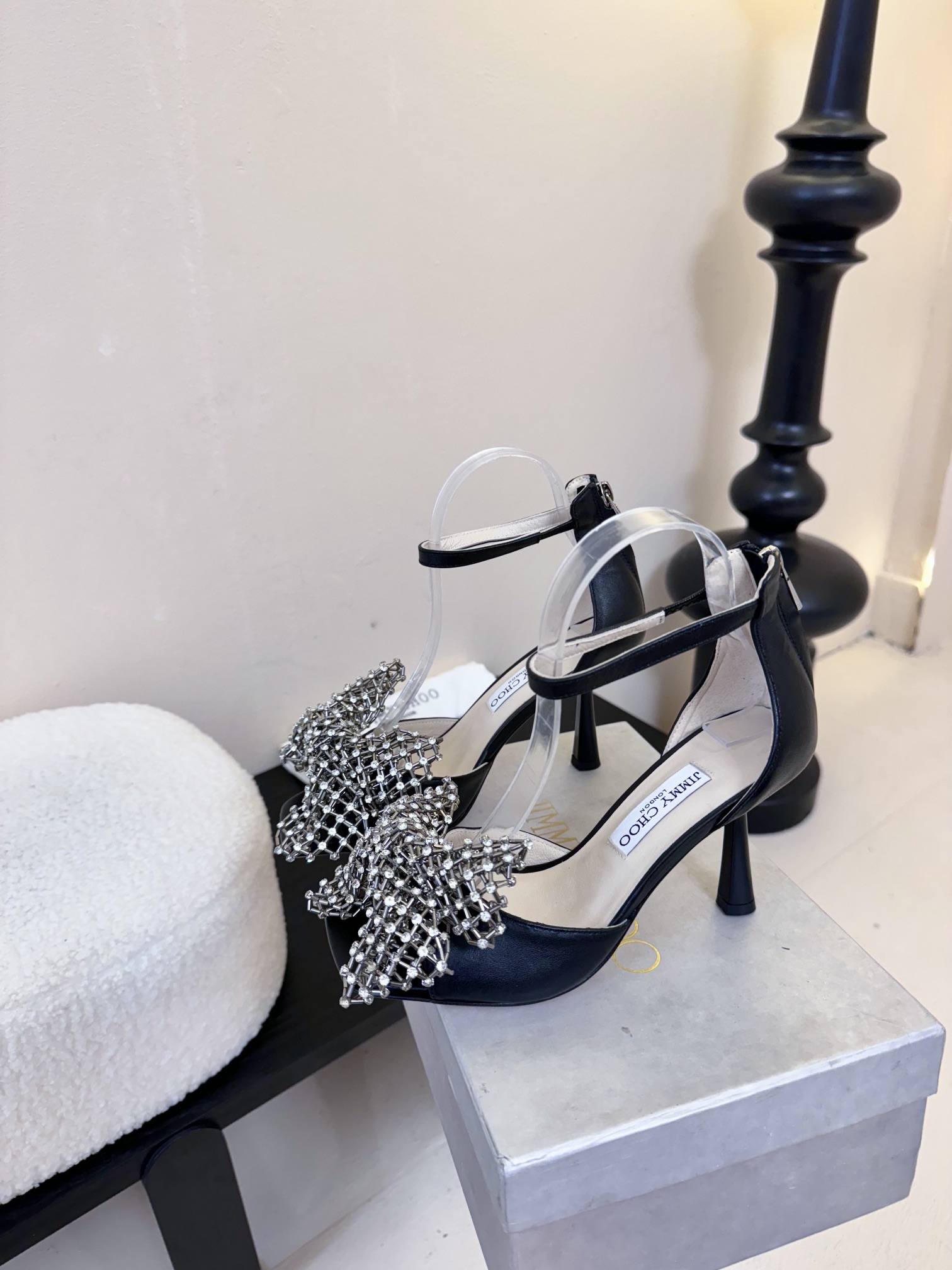 
Jimmy Choo 2025春夏系列
重逢惊艳，优雅邂逅
碰撞之美即将驭梦而来
——————————