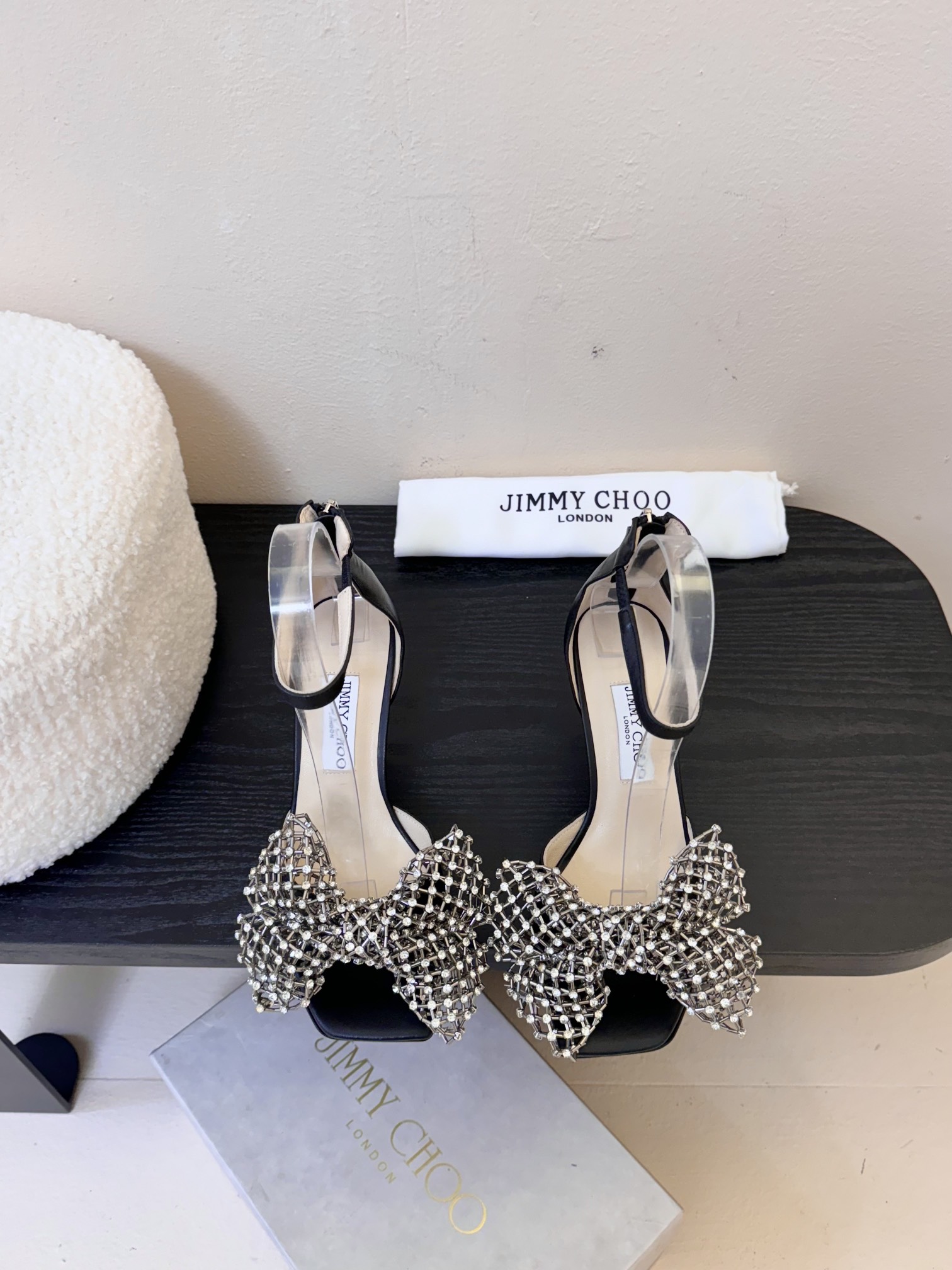 
Jimmy Choo 2025春夏系列
重逢惊艳，优雅邂逅
碰撞之美即将驭梦而来
——————————