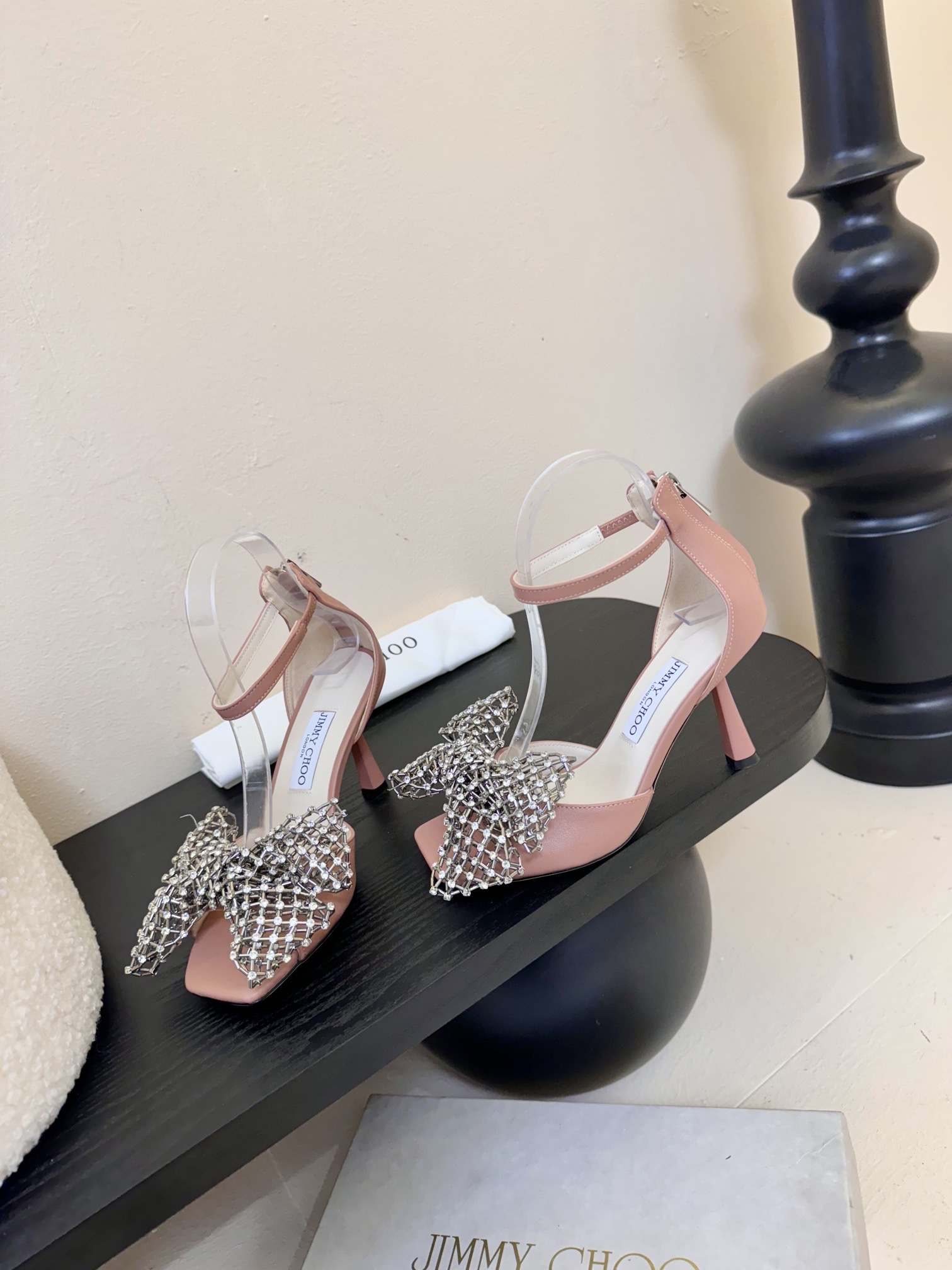 
Jimmy Choo 2025春夏系列
重逢惊艳，优雅邂逅
碰撞之美即将驭梦而来
——————————