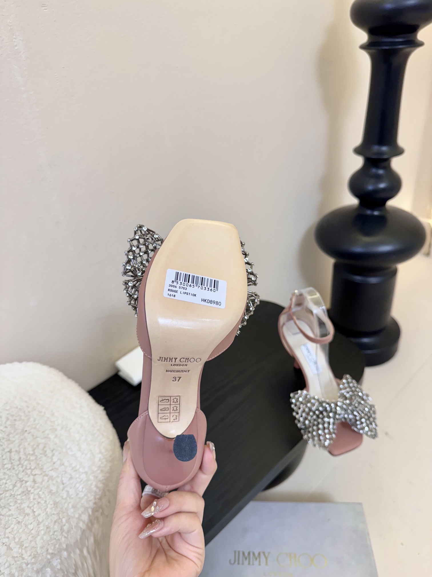 
Jimmy Choo 2025春夏系列
重逢惊艳，优雅邂逅
碰撞之美即将驭梦而来
——————————