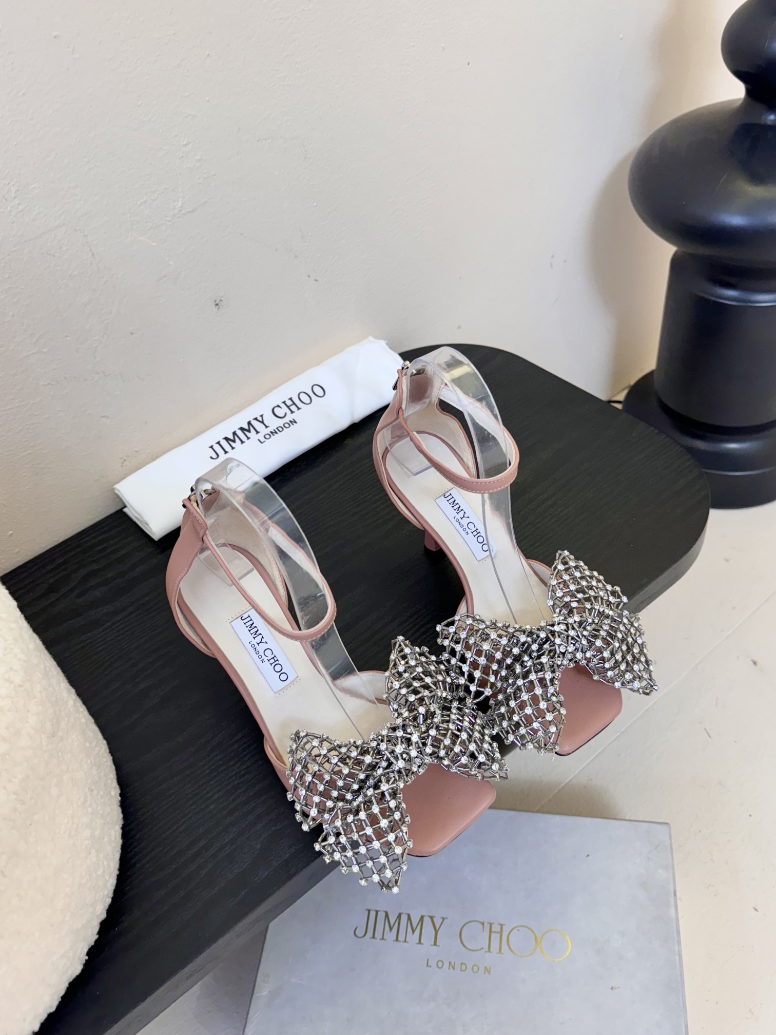 
Jimmy Choo 2025春夏系列
重逢惊艳，优雅邂逅
碰撞之美即将驭梦而来
——————————