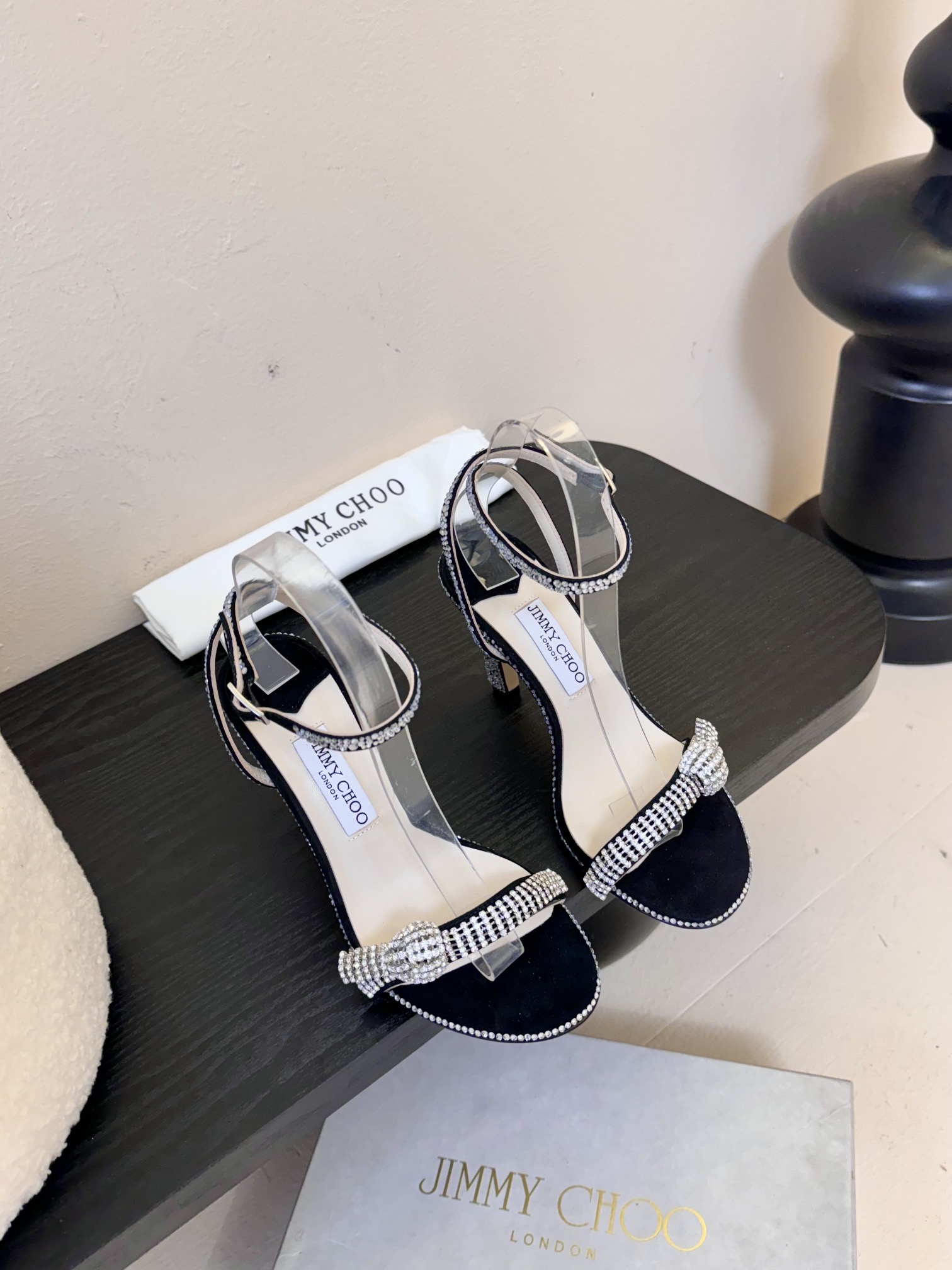 NO:265022,Jimmy Choo 2025 New Spring and Summer Series Milan Counter Purchase (top version) a new pair of super beautiful high-heeled sandals. The straps are cleverly intertwined with romantic feelings, crystal mist summoning lucky magic, THYRA freezes the gentle posture of the red carpet, and continues to write a new 