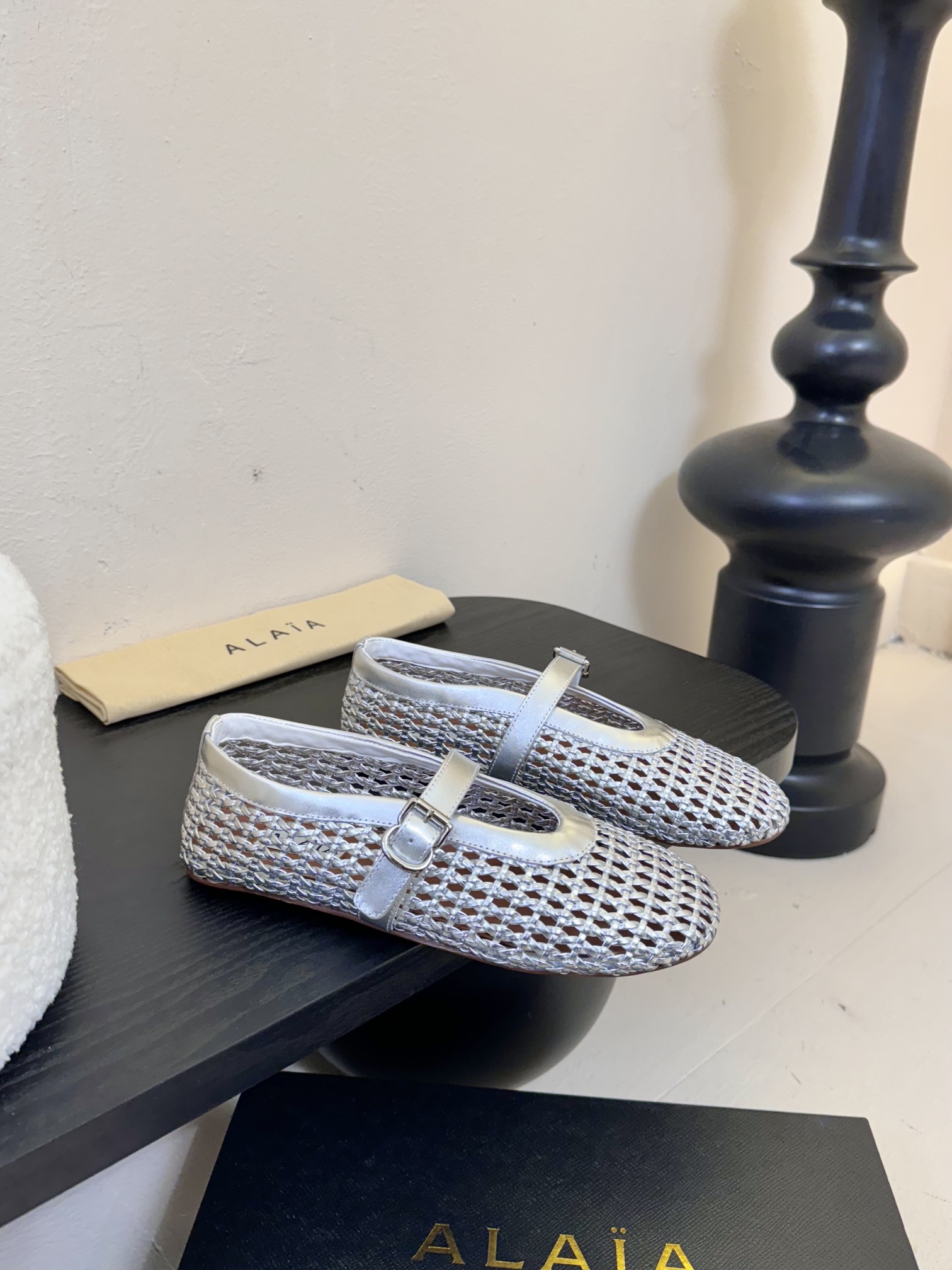 NO:265042,ALAIA 25 spring and summer Mary Jane loafers single shoes!  The latest spring and summer fashion show new series of flat ballet shoes!  French high-end first-tier high-end high-end brand!  The last craftsman in the fashion industry is only loyal to the creation of cutting that shows the curves of women's bodies!  King's brand Alaia in 1979 has always been selling fashionable women's shoes, lazy and casual style. The Paris fashion industry and the whole world are well-known Ladygaga, Madonna, are both admirers and number one fan of ALAA!  It's really amazing to wear, and it can be matched all seasons!  True love, Wang Bang Kai Cheat Series The upper is imported cowhide, the inner foot pad is water-dyed sheepskin Original mold-soled rubber sole Size: 35-42 (40 41 Custom made without return), ballet shoes, alaia, loafers, mary jane, cowhide, sheepskin19860909ALAIA阿莱雅25春夏玛丽珍乐福鞋单鞋！最新春夏时装秀新款系列平底芭蕾舞鞋！法国高端一线高定品牌！时尚界最后的手艺人 只忠于展现女性身体曲线的裁剪之创于始！王1979年的品牌Alaia 一直主售时装感十足的型格女鞋 慵懒随性风 巴黎时装界以及全世界都享有盛誉Ladygaga ,麦当娜, 都是ALAA的崇拜者和头号丝粉！上脚真的绝绝的,四季都可搭配！真心大爱,王炸开挂系列 鞋面采用进口牛皮 内里垫脚水染羊皮 原版开模底花橡胶大底 码数:35-42（40 41 定做不退换）,芭蕾舞鞋,alaia,loafers,mary jane,cowhide,sheepskin,Women's Shoes