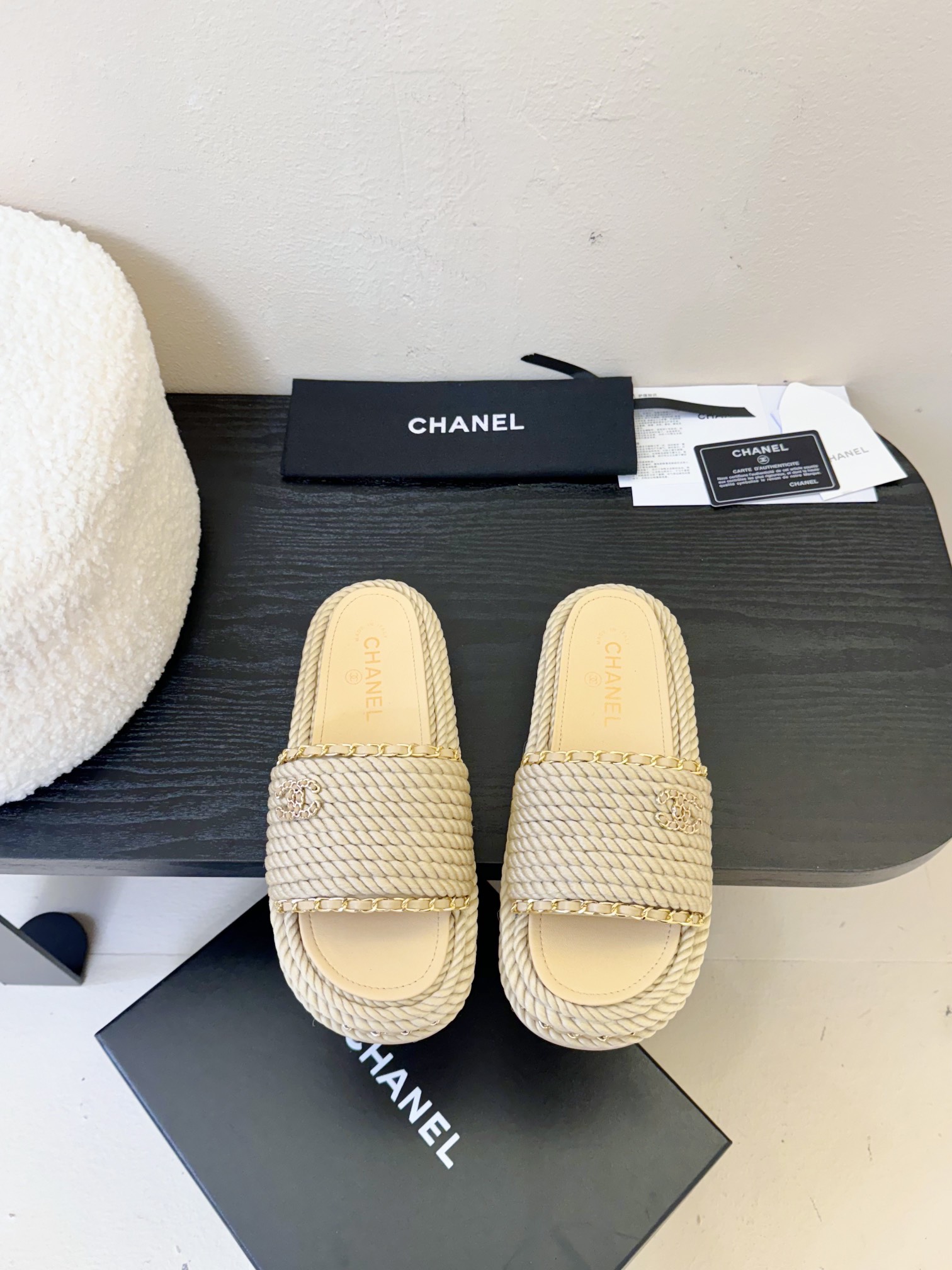 NO:265036,Chanel Chanel early spring new double C embroidered flat-sole slippers. The original mold is 1:1 and is made with great effort. Xiaohongshu is very popular. It looks good no matter how you match it. A must-have for fashionable beauty. Chanel women loves simplicity and irresistible. Upper sheepskin inner lining: sheepskin inner lining outsole: rubber outsole hemp rope woven Size: 35-39 (customized for 40 and 41), slippers, chanel, chanel, slippers, sheepskin19860909香奈儿Chanel早春新款双C刺绣平底一字拖鞋 原版开模1:1倾力打造,小红书力推款,怎么搭配都好看,时髦精必备,香奈儿女士钟爱简约又难以抗拒系 鞋面羊皮 内里:羊皮内里 大底:橡胶大底麻绳编织 码数:35-39（40、41定做 ),拖鞋,chanel,chanel,slippers,sheepskin,Women's Shoes