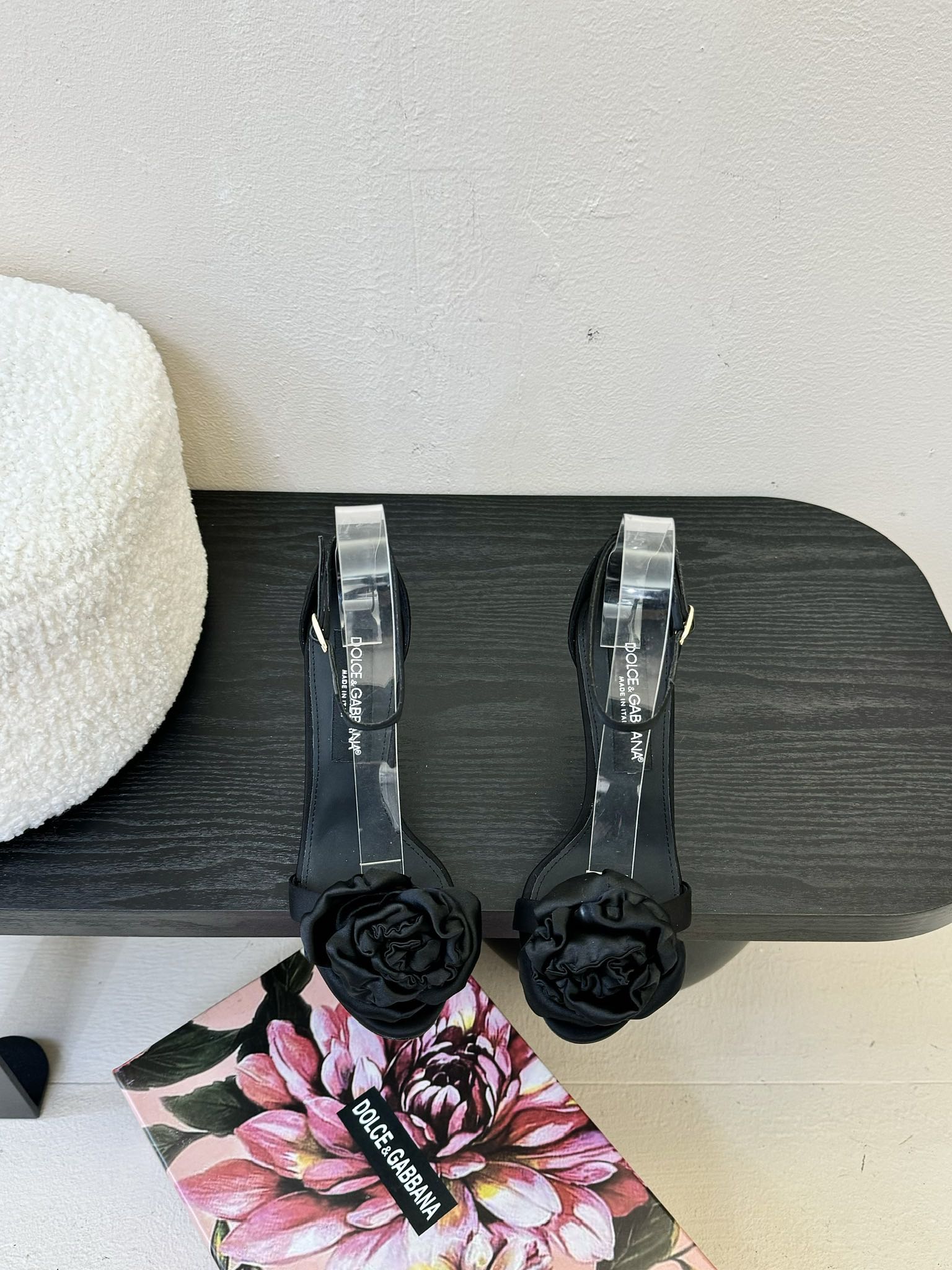 NO:265033,D&G classical and modern Italian romantic aesthetics Dolce & Gabbana lines, styles, high-end sense, non-market currency ratio DG Dolce & Gabbana show direct hit, synchronous update Dolce & Gabbana's design always combines classicism and modern style and is creative and romantic Baroque style Baroque palace style Italian aesthetics The beautiful legend of Sicily Dolce & Gabbana upper silk lining sheepskin/footpad packaging Dolce & Gabbana original packaging Size 35-39 (40 custom made), high heels, sandals, Dolce & Gabbana, Dolce & Gabbana, Dolce & Gabbana, Dolce & Gabbana, sandals, high heels, sheepskin, real silk19860909D&G古典与现代碰撞出的意式浪漫美学 杜嘉班纳（Dolce & Gabbana） 线条,版型,看得到的高级感,非市场通货比 DG杜嘉班纳秀场直击,同步更新 杜嘉班纳的设计总是结合古典主义与现代风格 并具备创意、浪漫 巴洛克风格 巴洛克宫廷风 意式美学西西里美丽的传说 Dolce & Gabbana 鞋面真丝 内里羊皮/垫脚 包装杜嘉班纳原版包装 码数35-39（40定做）,高跟鞋凉鞋,Dolce&Gabbana,Dolce&Gabbana,Dolce&Gabbana,Dolce&Gabbana,sandals,high heels,sheepskin,real silk,Women's Shoes