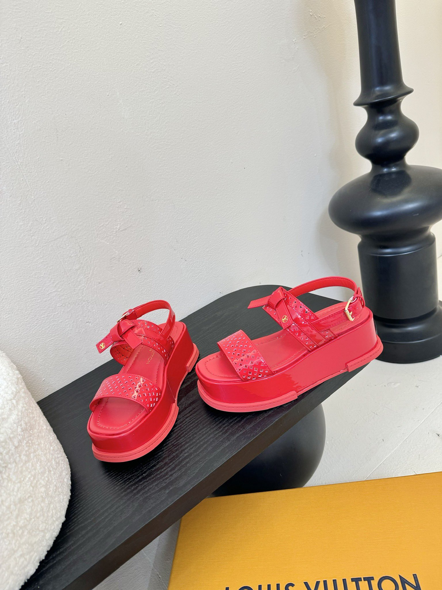 
Louis Vuitton 路易威登 MAYA FLATFORM 凉鞋‼️
      本款 Maya