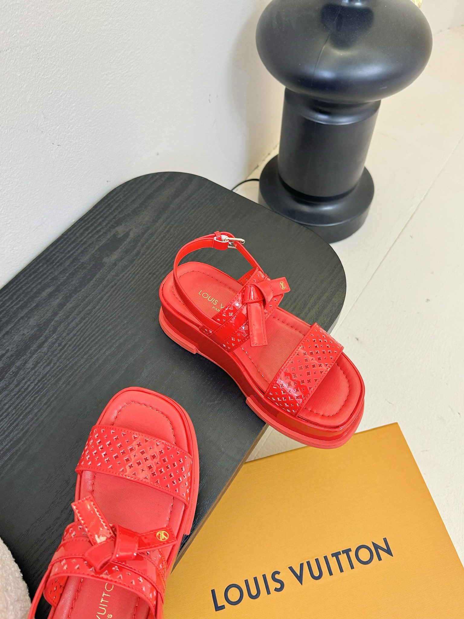 
Louis Vuitton 路易威登 MAYA FLATFORM 凉鞋‼️
      本款 Maya