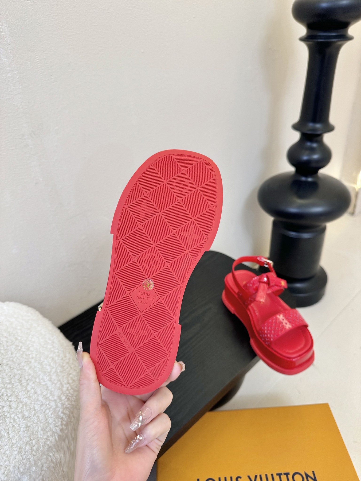 
Louis Vuitton 路易威登 MAYA FLATFORM 凉鞋‼️
      本款 Maya