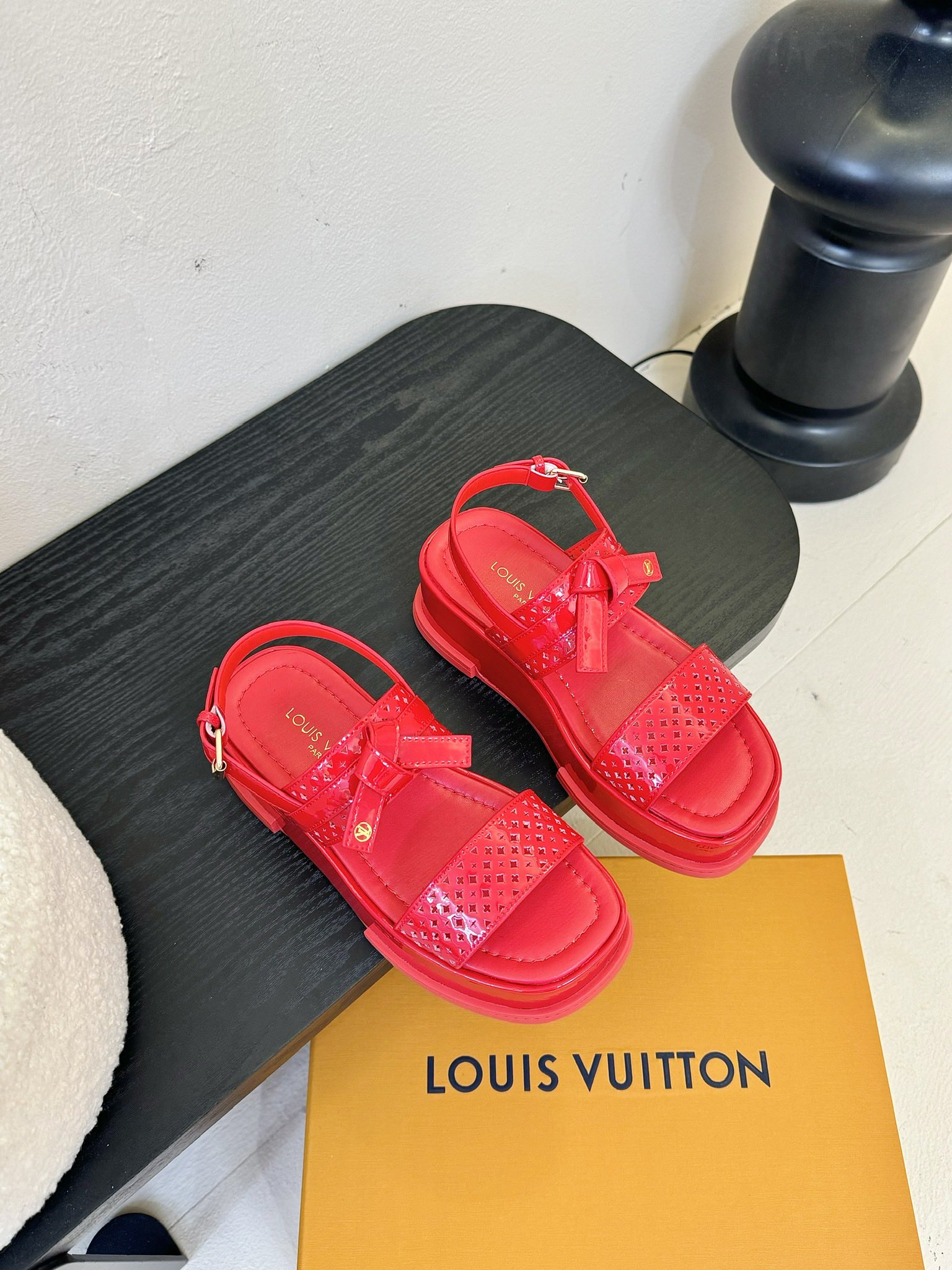 
Louis Vuitton 路易威登 MAYA FLATFORM 凉鞋‼️
      本款 Maya