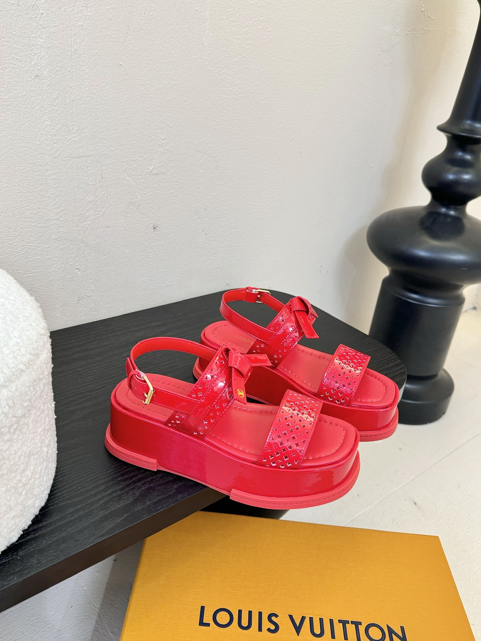 
Louis Vuitton 路易威登 MAYA FLATFORM 凉鞋‼️
      本款 Maya