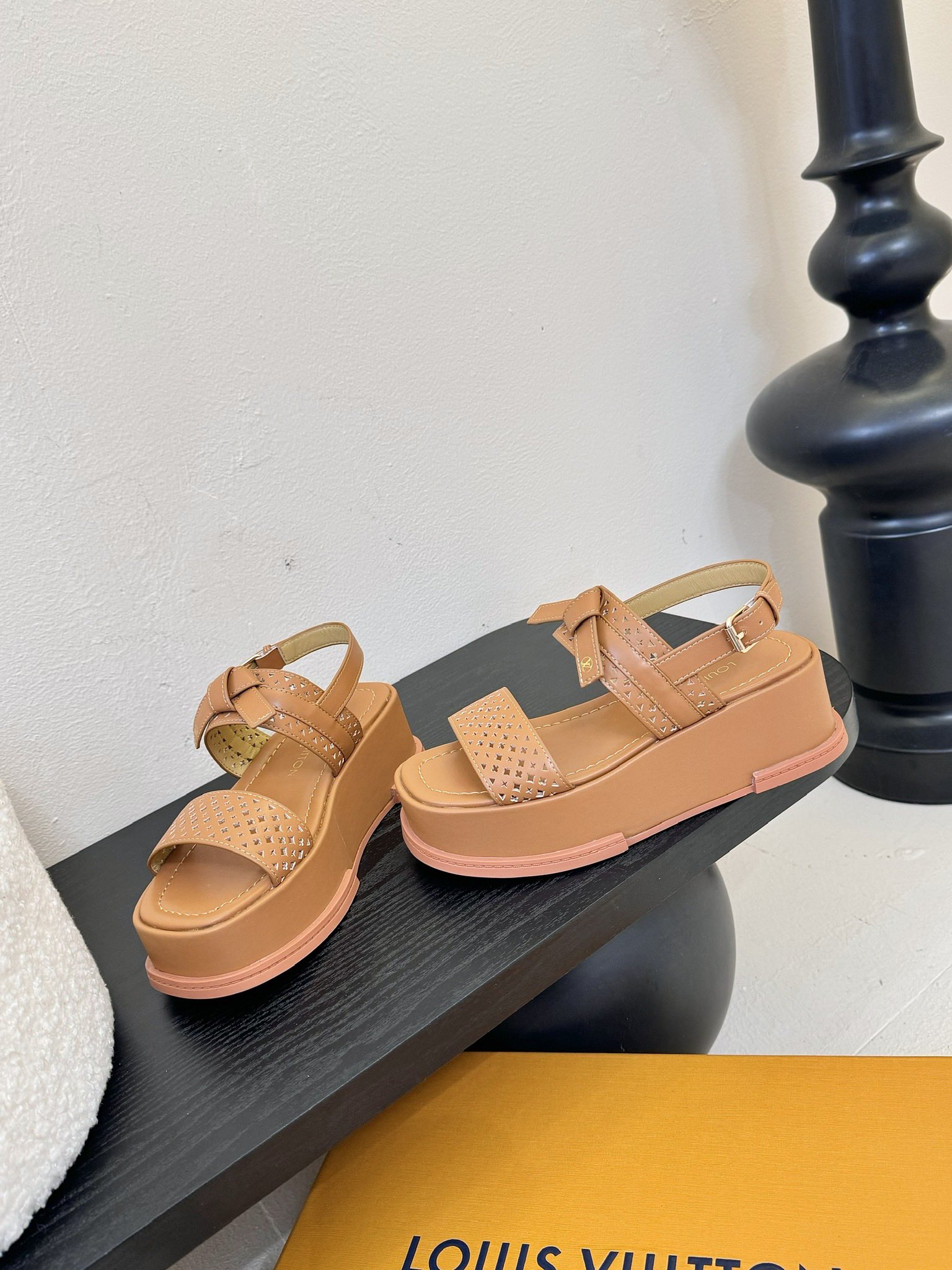 
Louis Vuitton 路易威登 MAYA FLATFORM 凉鞋‼️
      本款 Maya