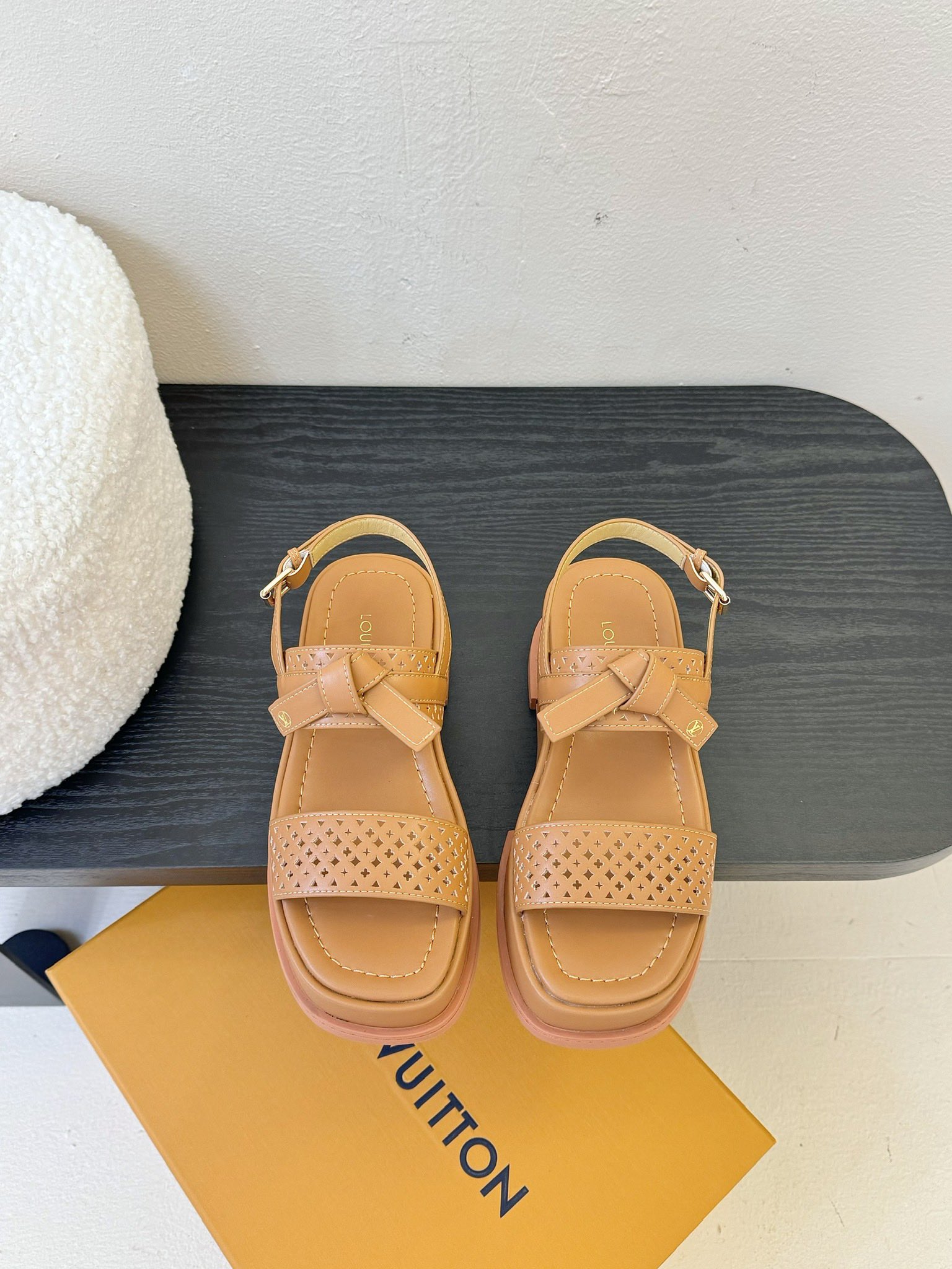 
Louis Vuitton 路易威登 MAYA FLATFORM 凉鞋‼️
      本款 Maya