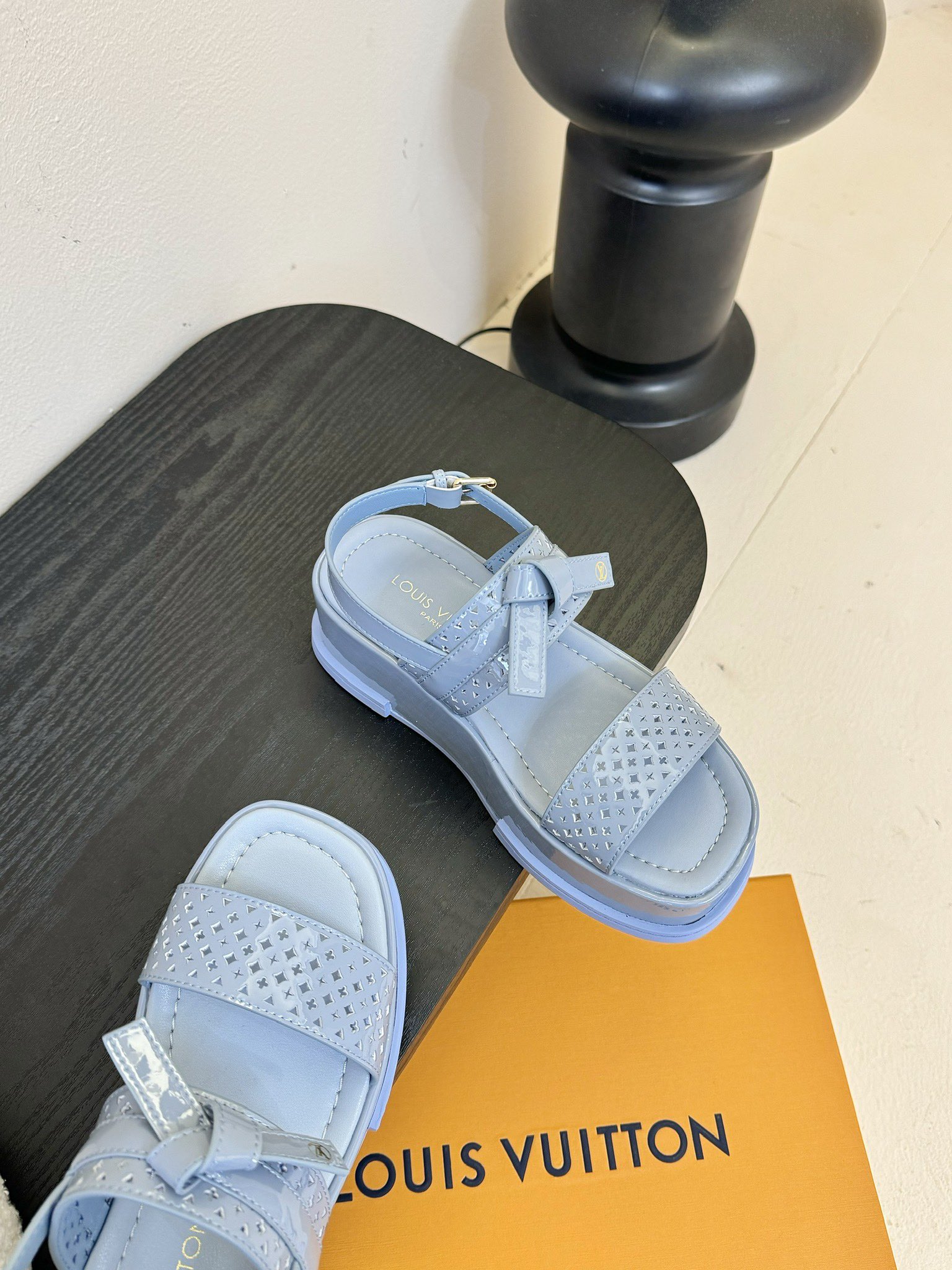 
Louis Vuitton 路易威登 MAYA FLATFORM 凉鞋‼️
      本款 Maya