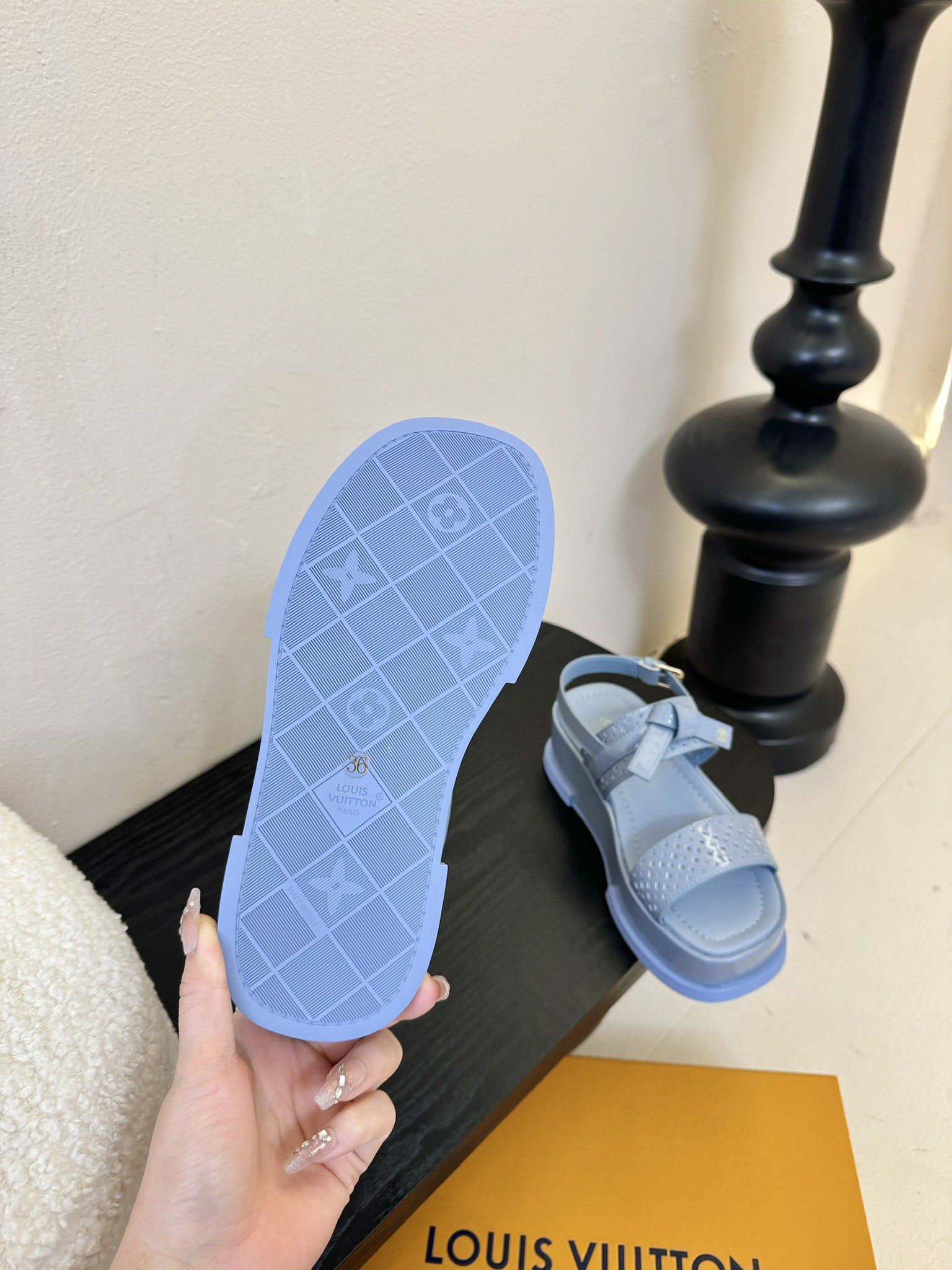 
Louis Vuitton 路易威登 MAYA FLATFORM 凉鞋‼️
      本款 Maya