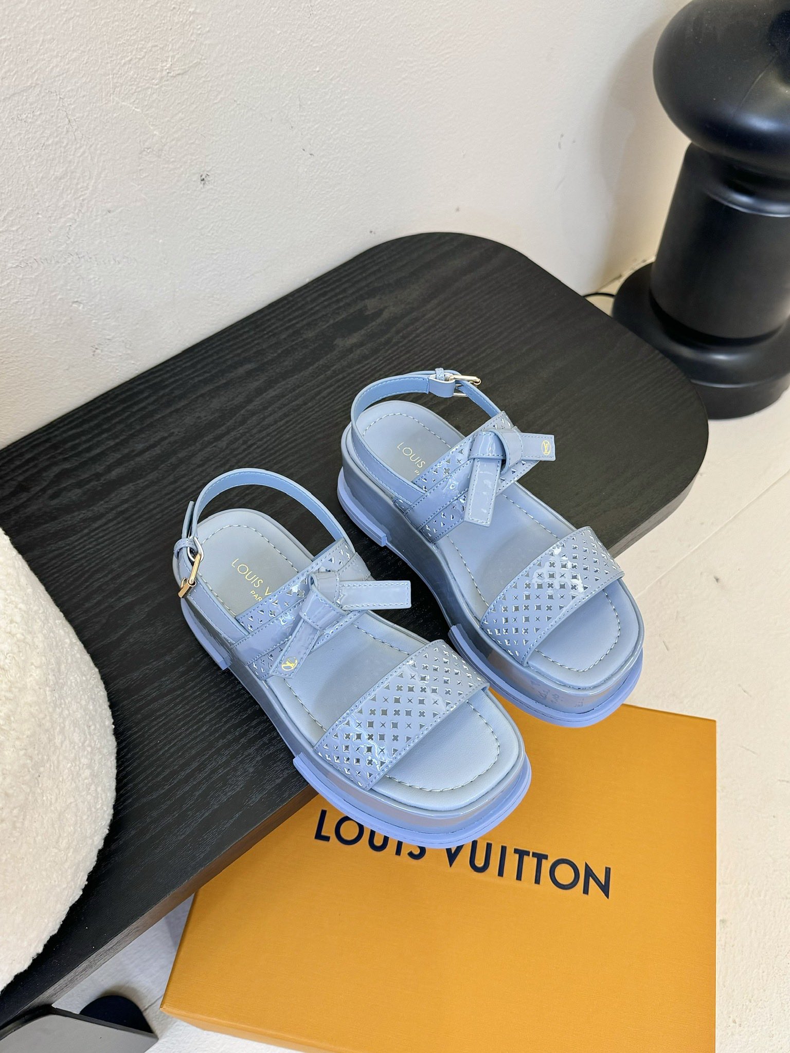 
Louis Vuitton 路易威登 MAYA FLATFORM 凉鞋‼️
      本款 Maya