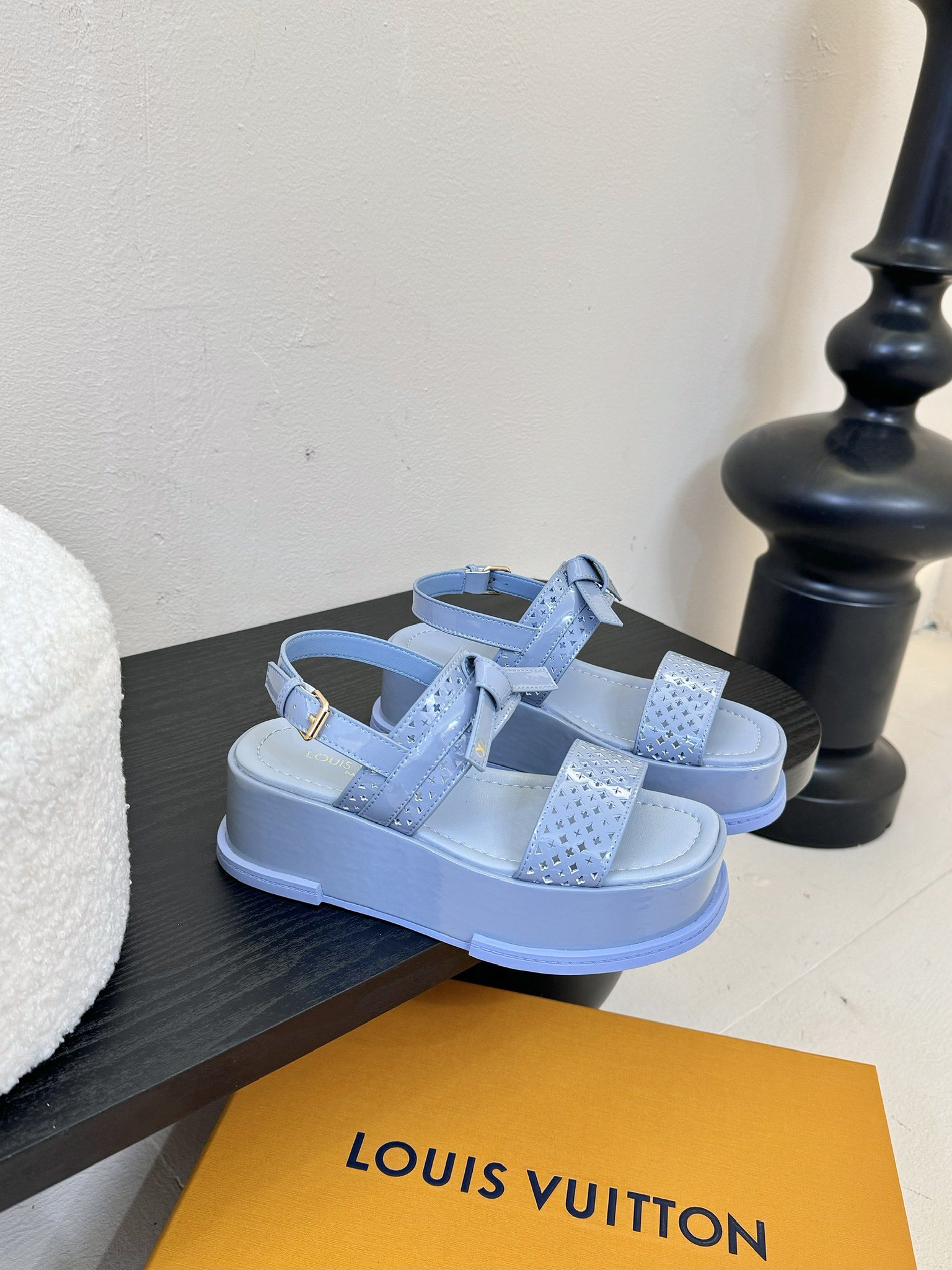 
Louis Vuitton 路易威登 MAYA FLATFORM 凉鞋‼️
      本款 Maya