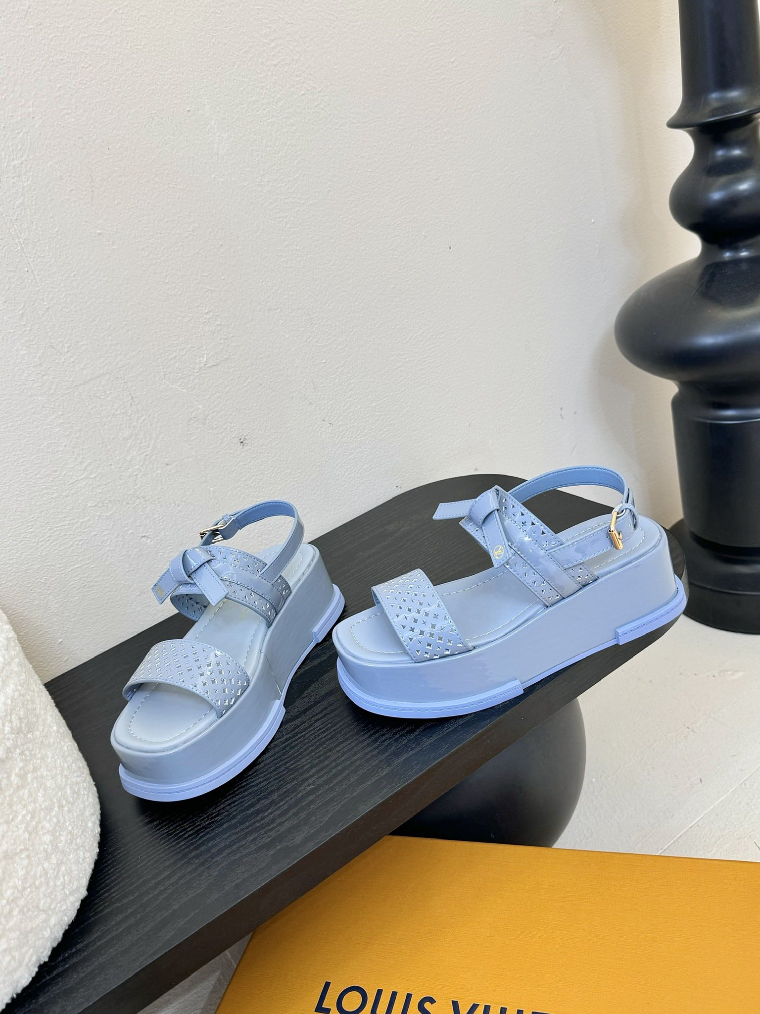 
Louis Vuitton 路易威登 MAYA FLATFORM 凉鞋‼️
      本款 Maya