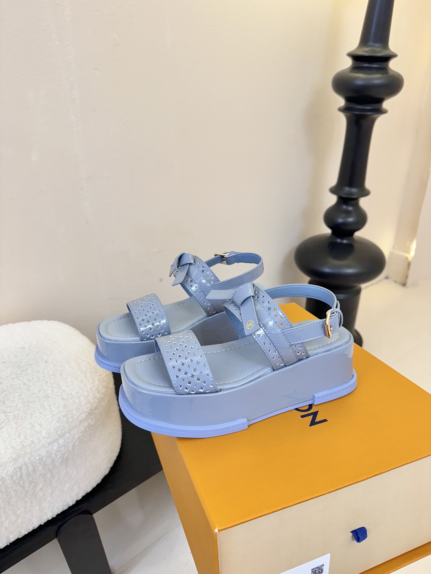 
Louis Vuitton 路易威登 MAYA FLATFORM 凉鞋‼️
      本款 Maya