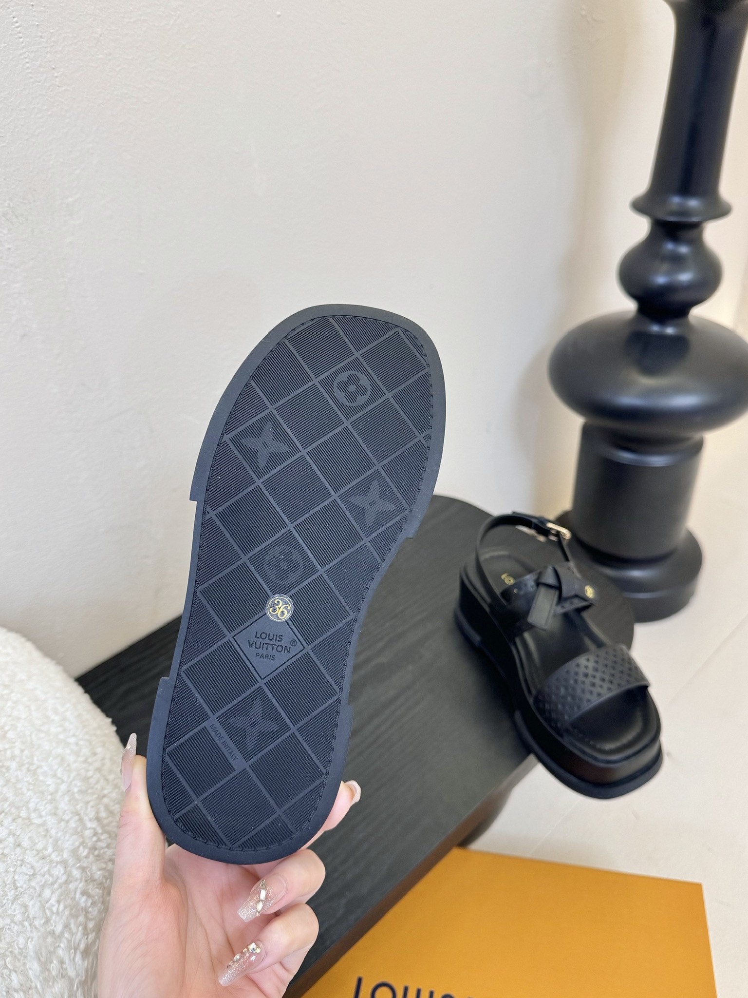 
Louis Vuitton 路易威登 MAYA FLATFORM 凉鞋‼️
      本款 Maya