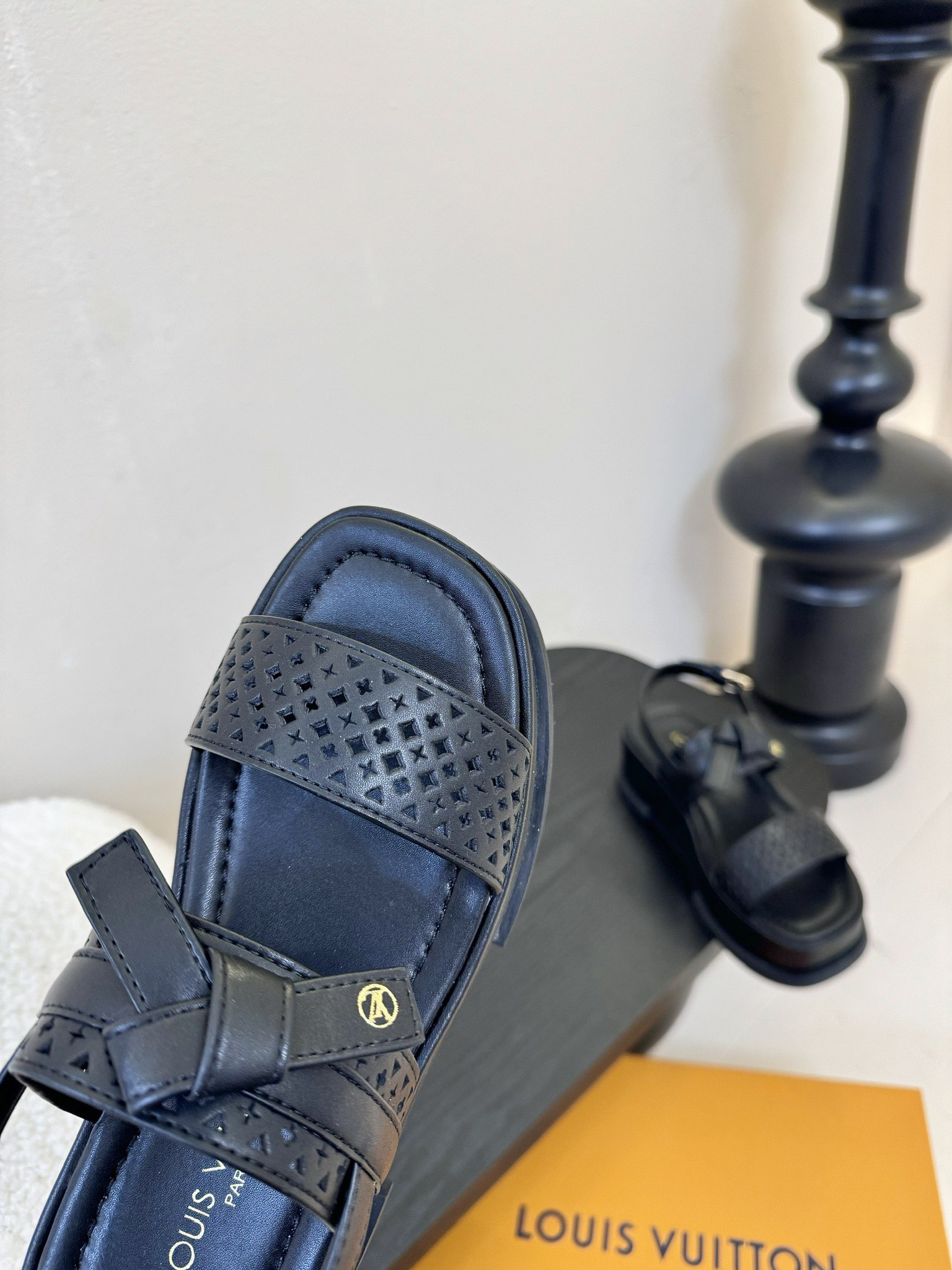 
Louis Vuitton 路易威登 MAYA FLATFORM 凉鞋‼️
      本款 Maya