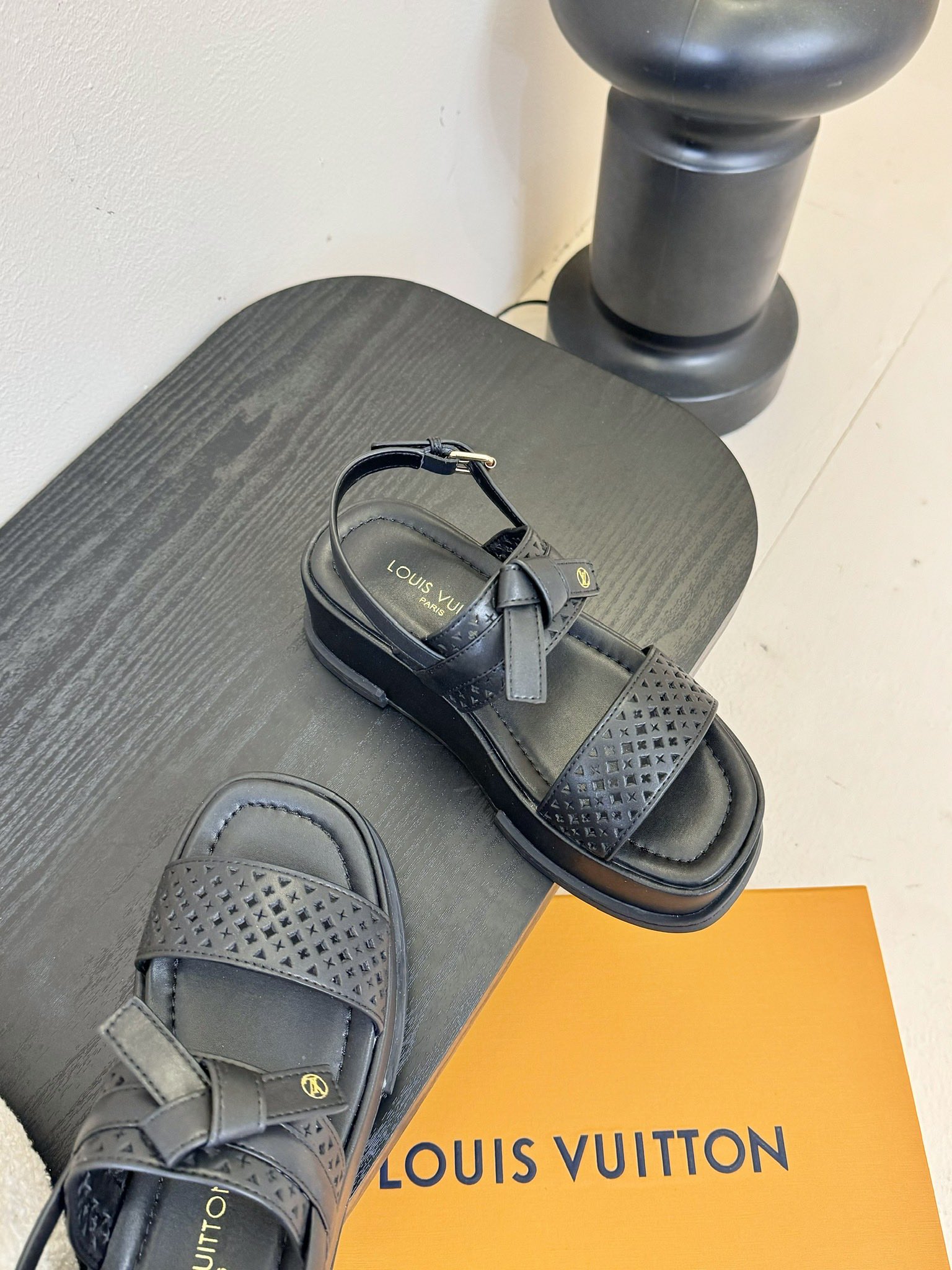 
Louis Vuitton 路易威登 MAYA FLATFORM 凉鞋‼️
      本款 Maya