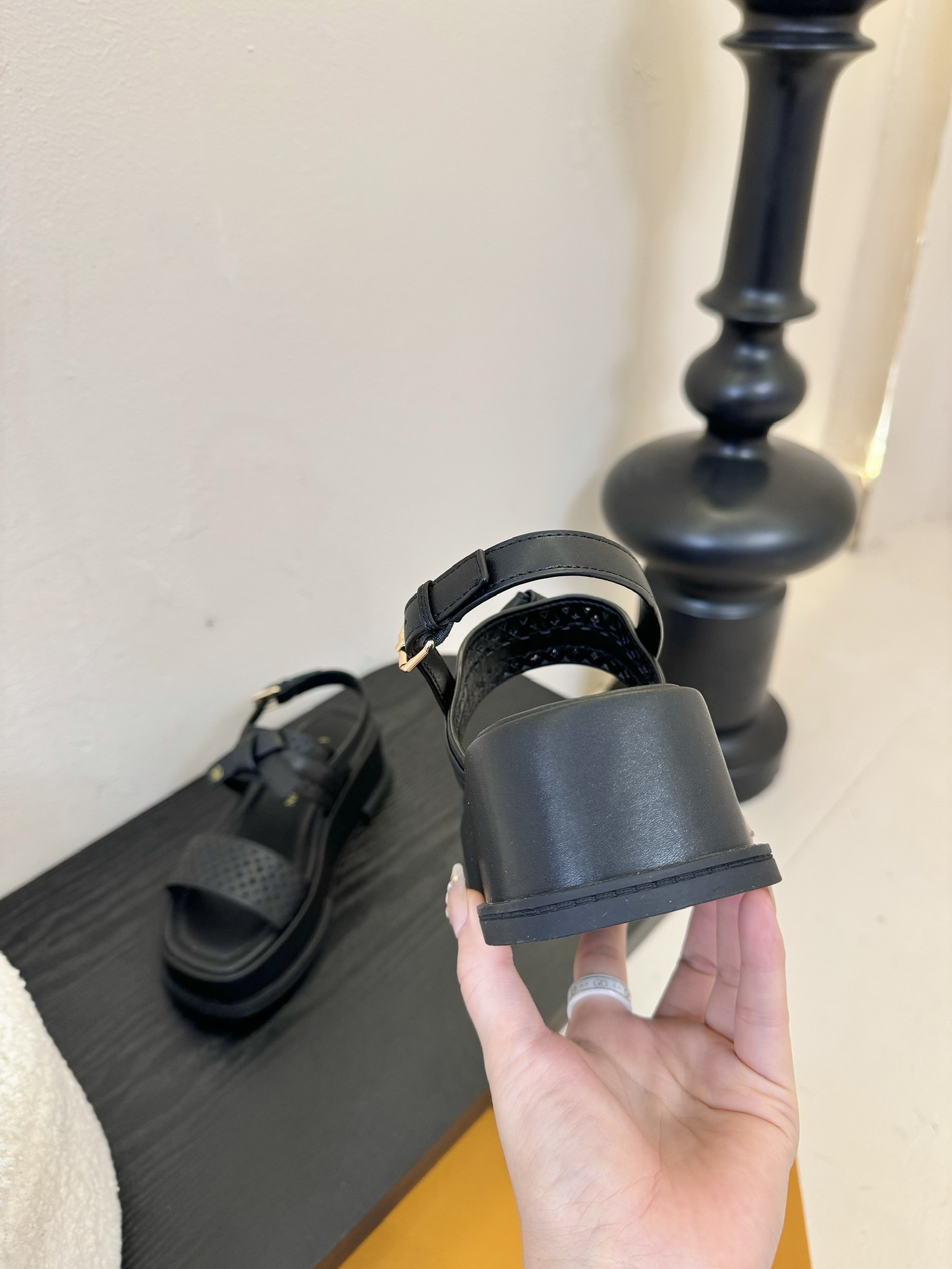 
Louis Vuitton 路易威登 MAYA FLATFORM 凉鞋‼️
      本款 Maya