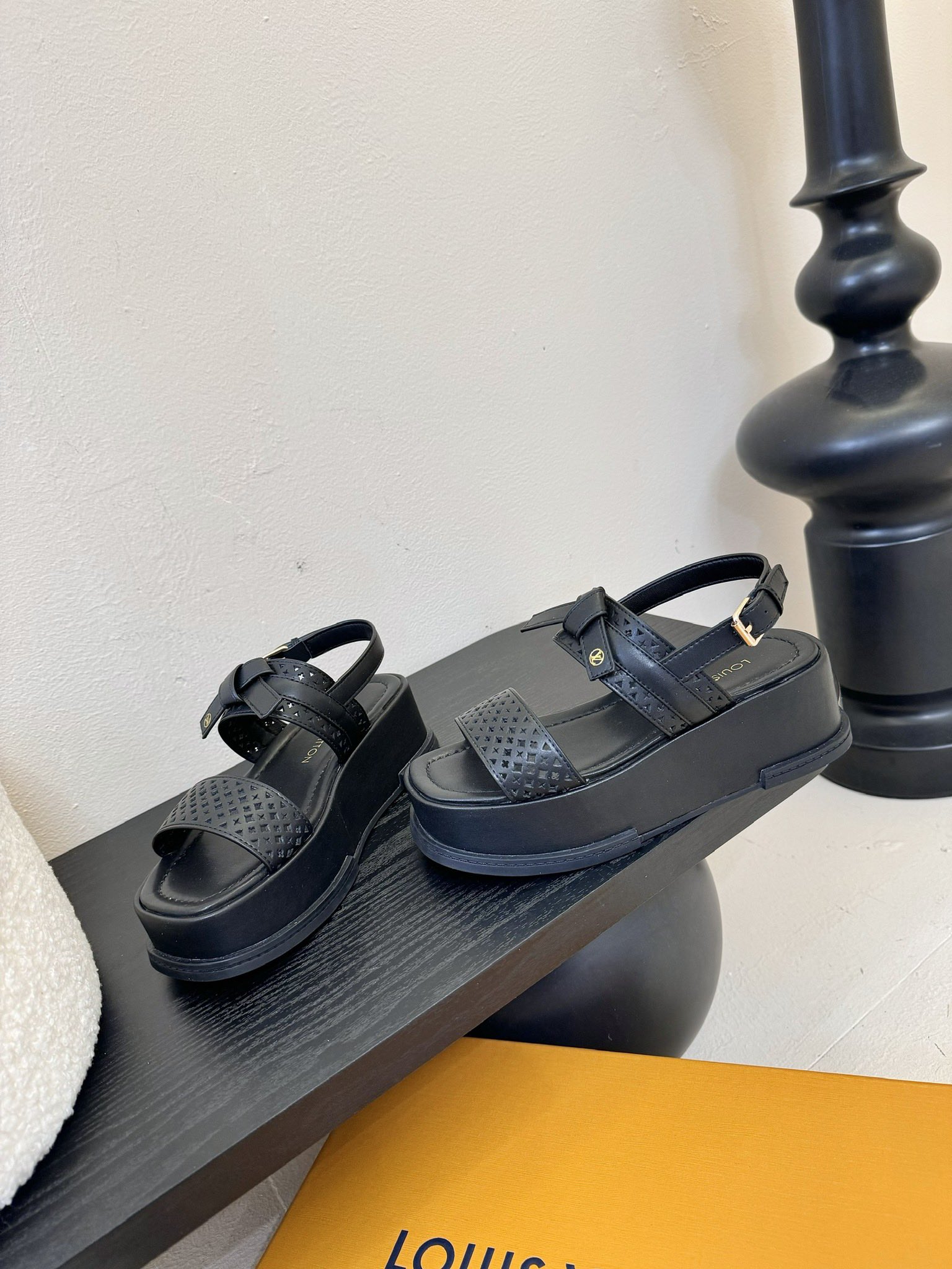 
Louis Vuitton 路易威登 MAYA FLATFORM 凉鞋‼️
      本款 Maya