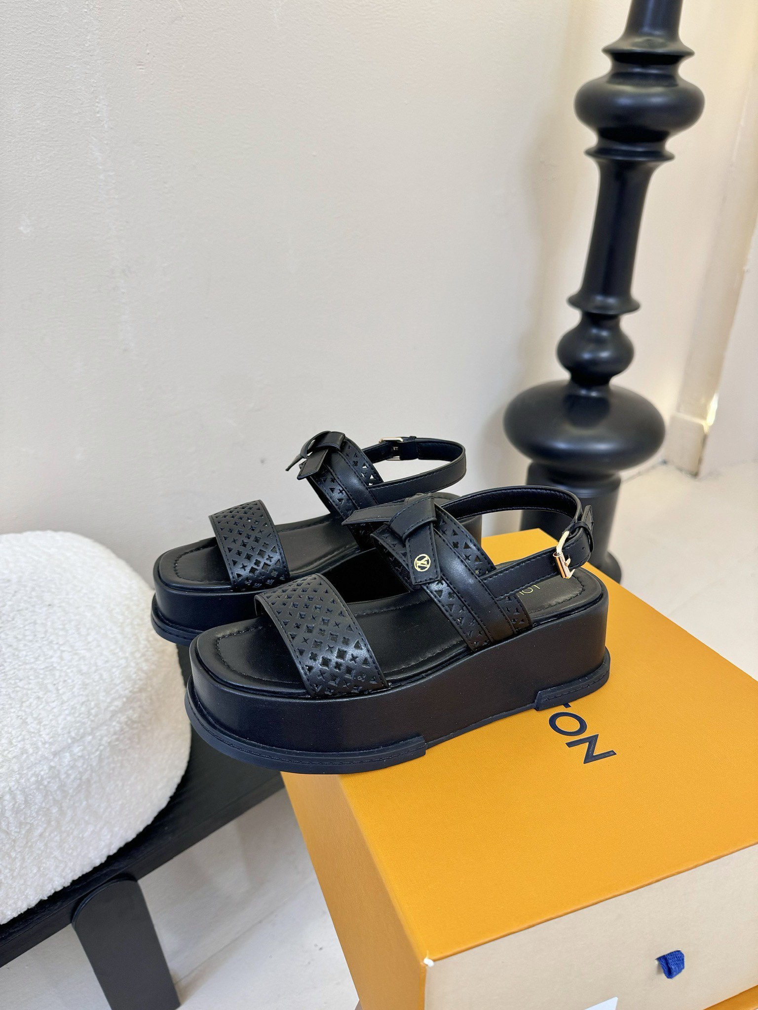 
Louis Vuitton 路易威登 MAYA FLATFORM 凉鞋‼️
      本款 Maya