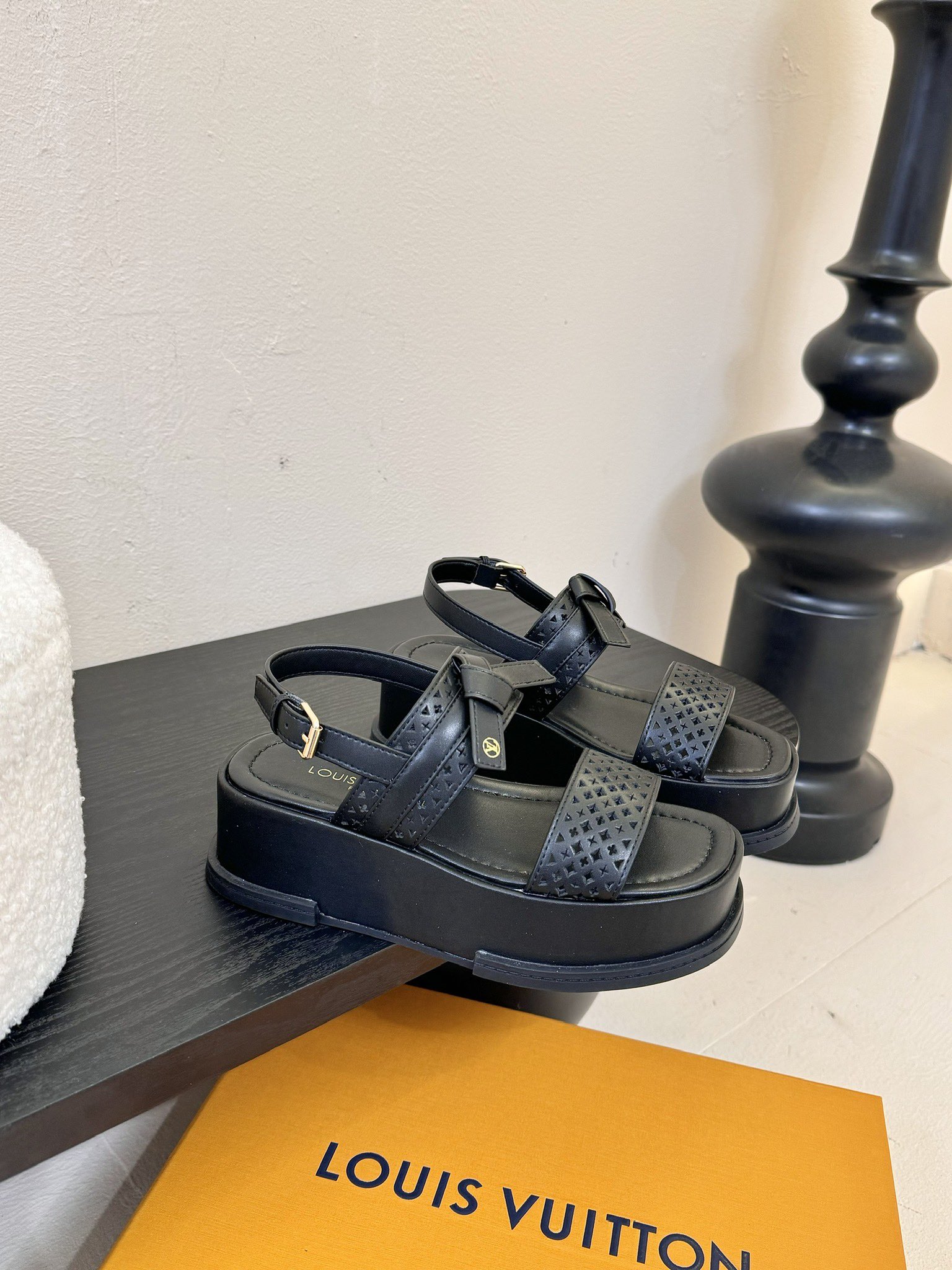 
Louis Vuitton 路易威登 MAYA FLATFORM 凉鞋‼️
      本款 Maya