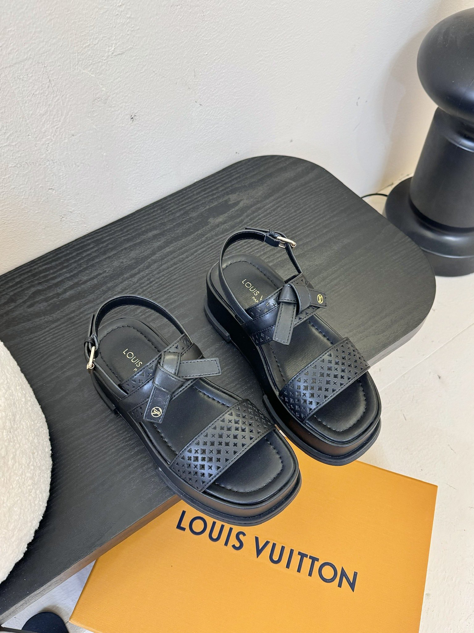
Louis Vuitton 路易威登 MAYA FLATFORM 凉鞋‼️
      本款 Maya
