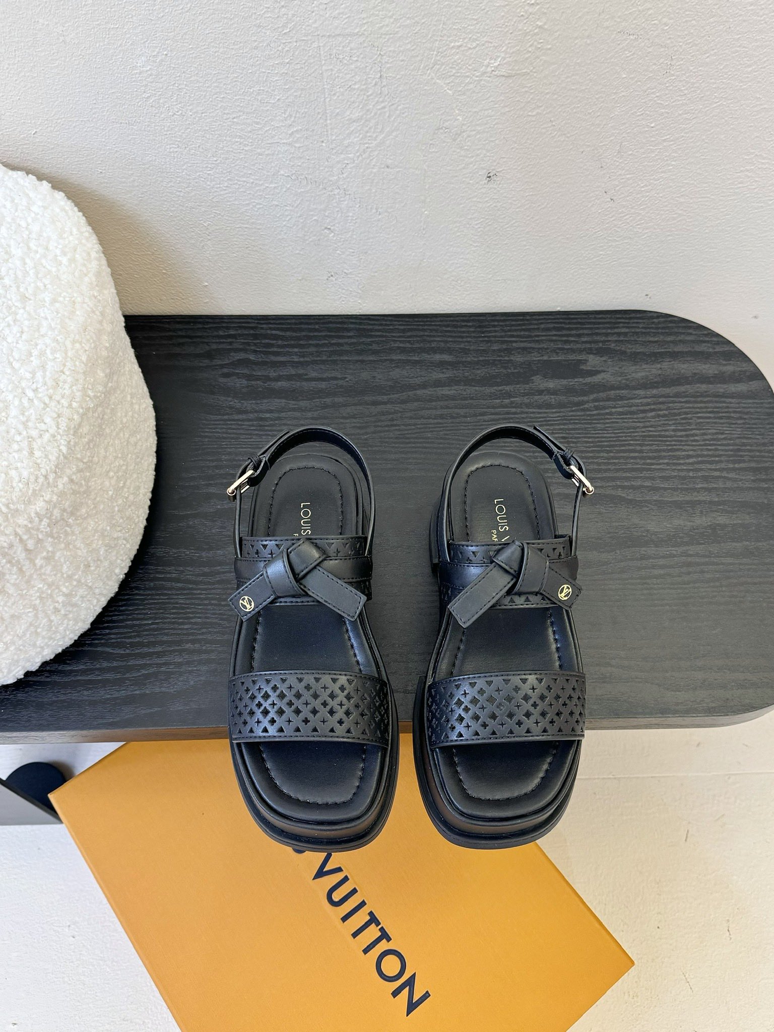 
Louis Vuitton 路易威登 MAYA FLATFORM 凉鞋‼️
      本款 Maya