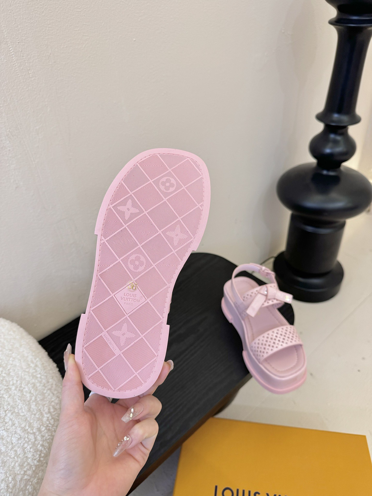 
Louis Vuitton 路易威登 MAYA FLATFORM 凉鞋‼️
      本款 Maya