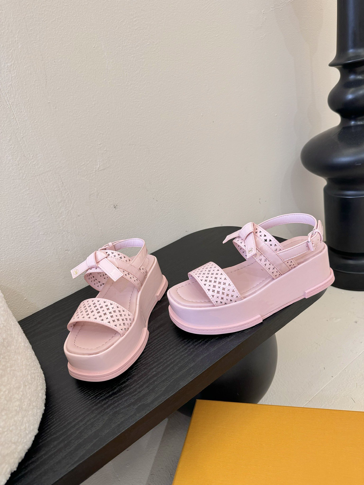 
Louis Vuitton 路易威登 MAYA FLATFORM 凉鞋‼️
      本款 Maya