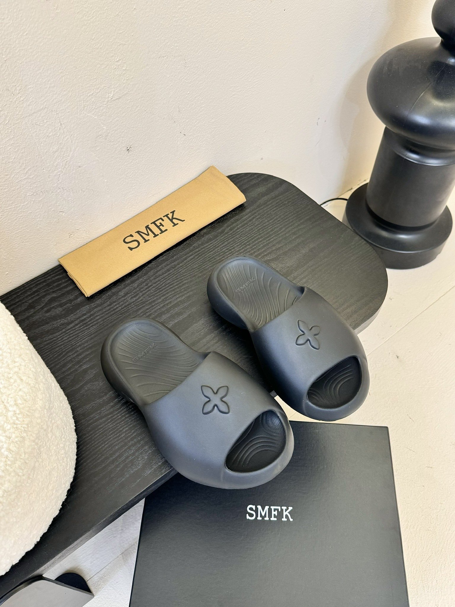
SMFK十字面包拖鞋2025早春新款厚底运动鞋👟专柜断货王，一眼心动💓质感拉满，上脚无敌增高👏，闭眼可