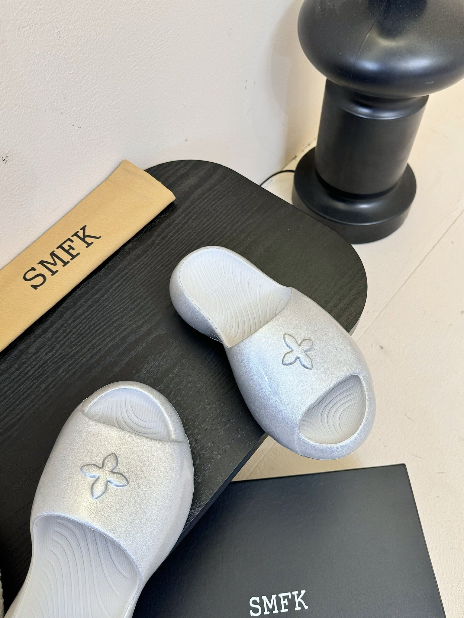 
SMFK十字面包拖鞋2025早春新款厚底运动鞋👟专柜断货王，一眼心动💓质感拉满，上脚无敌增高👏，闭眼可